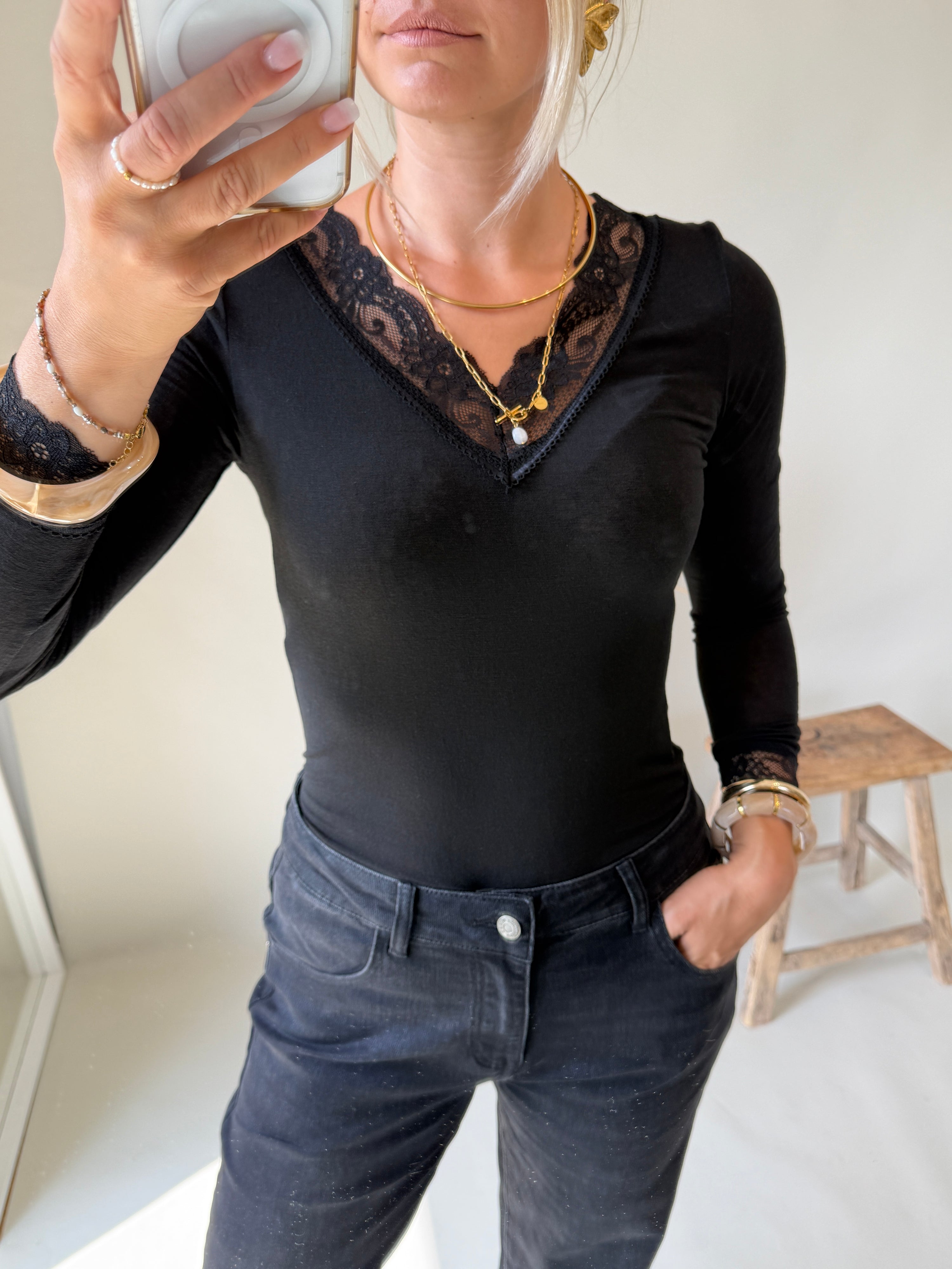 Shirt in Schwarz mit Spitze an Ärmel und Ausschnitt