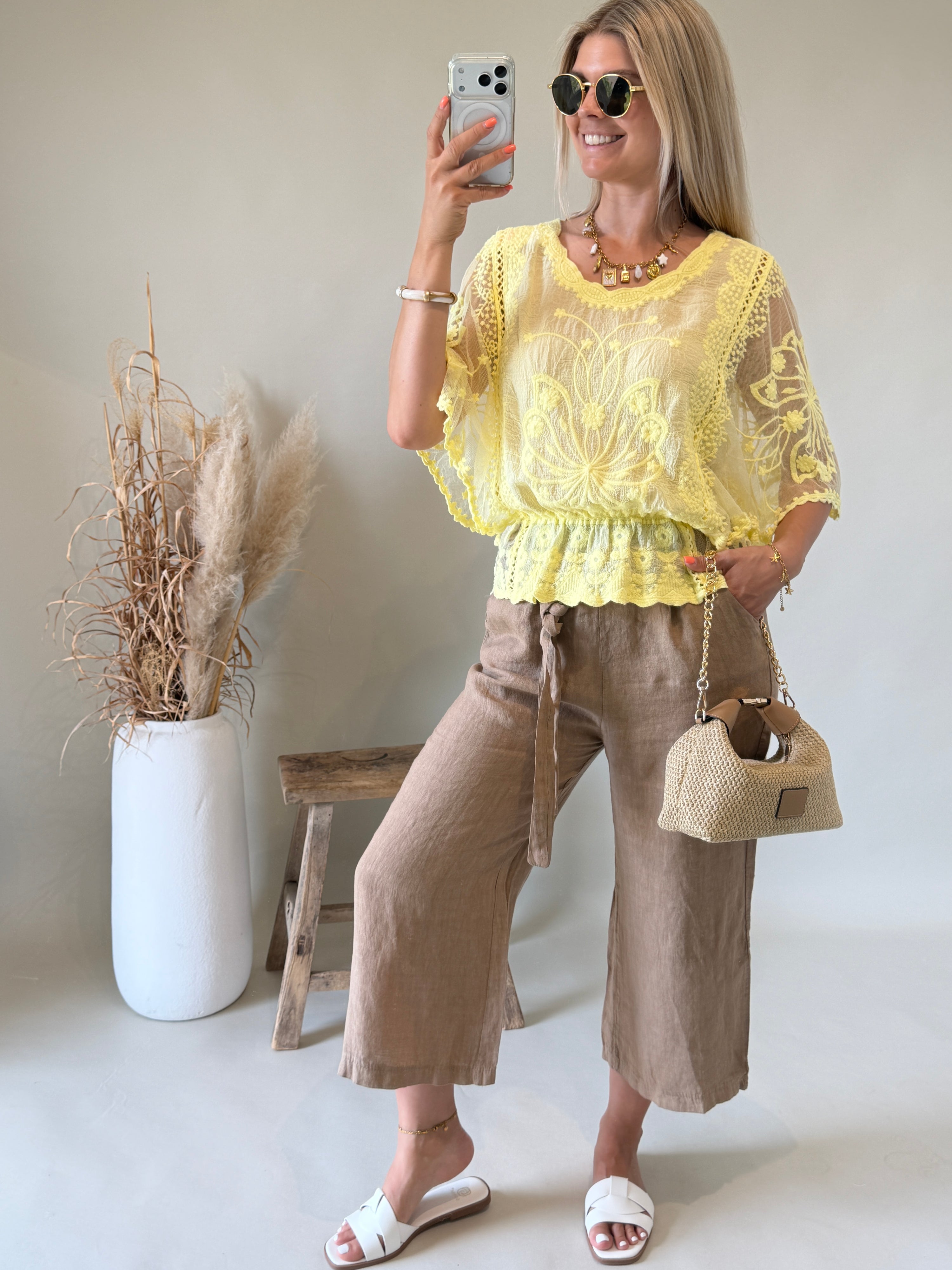 Bluse in Zitronengelb aus Spitze mit weitem Arm