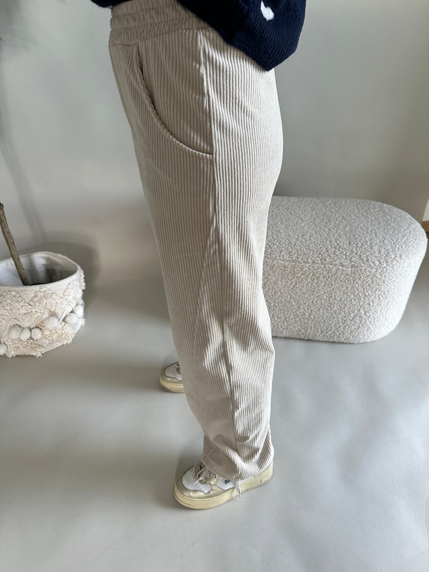 hose in wollweiß ( cord ) weites bein mit naht