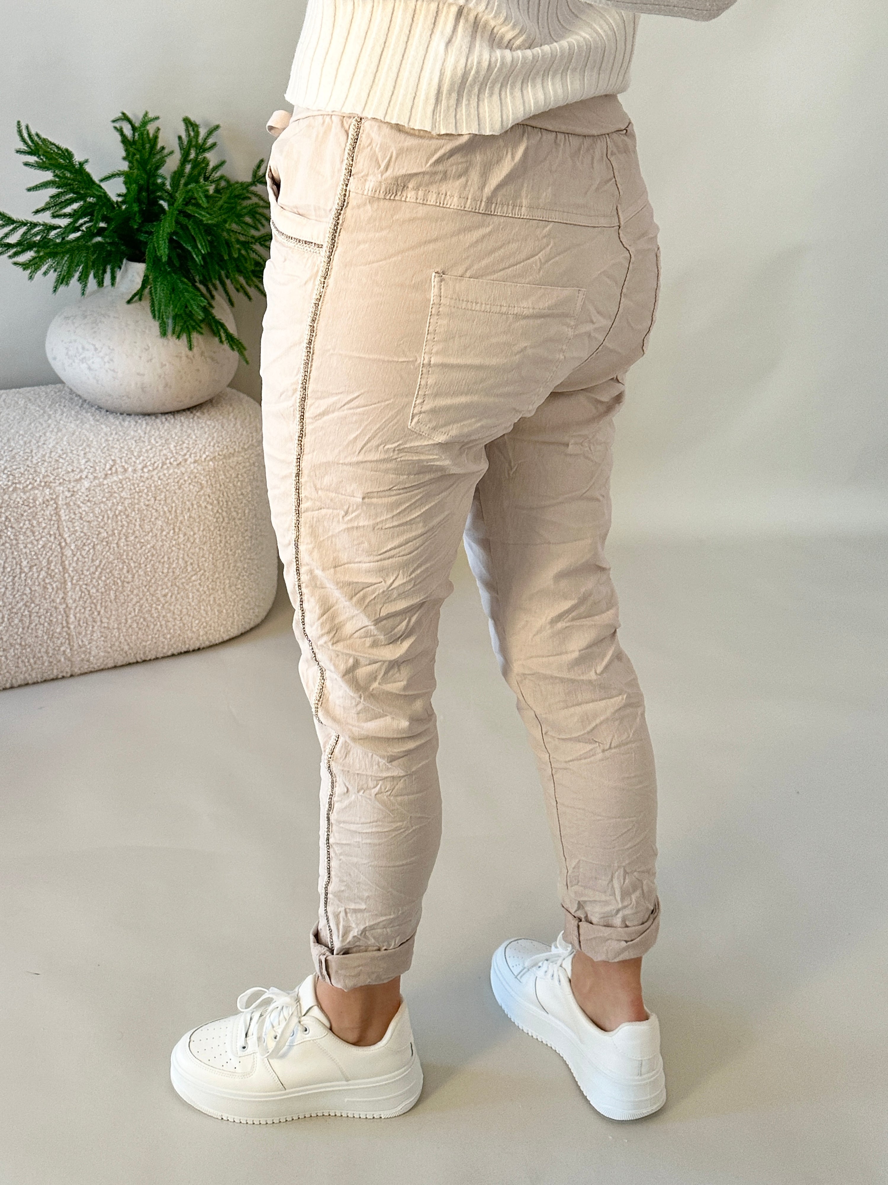 Hose in Beige mit Glitzersteinen an der Seite