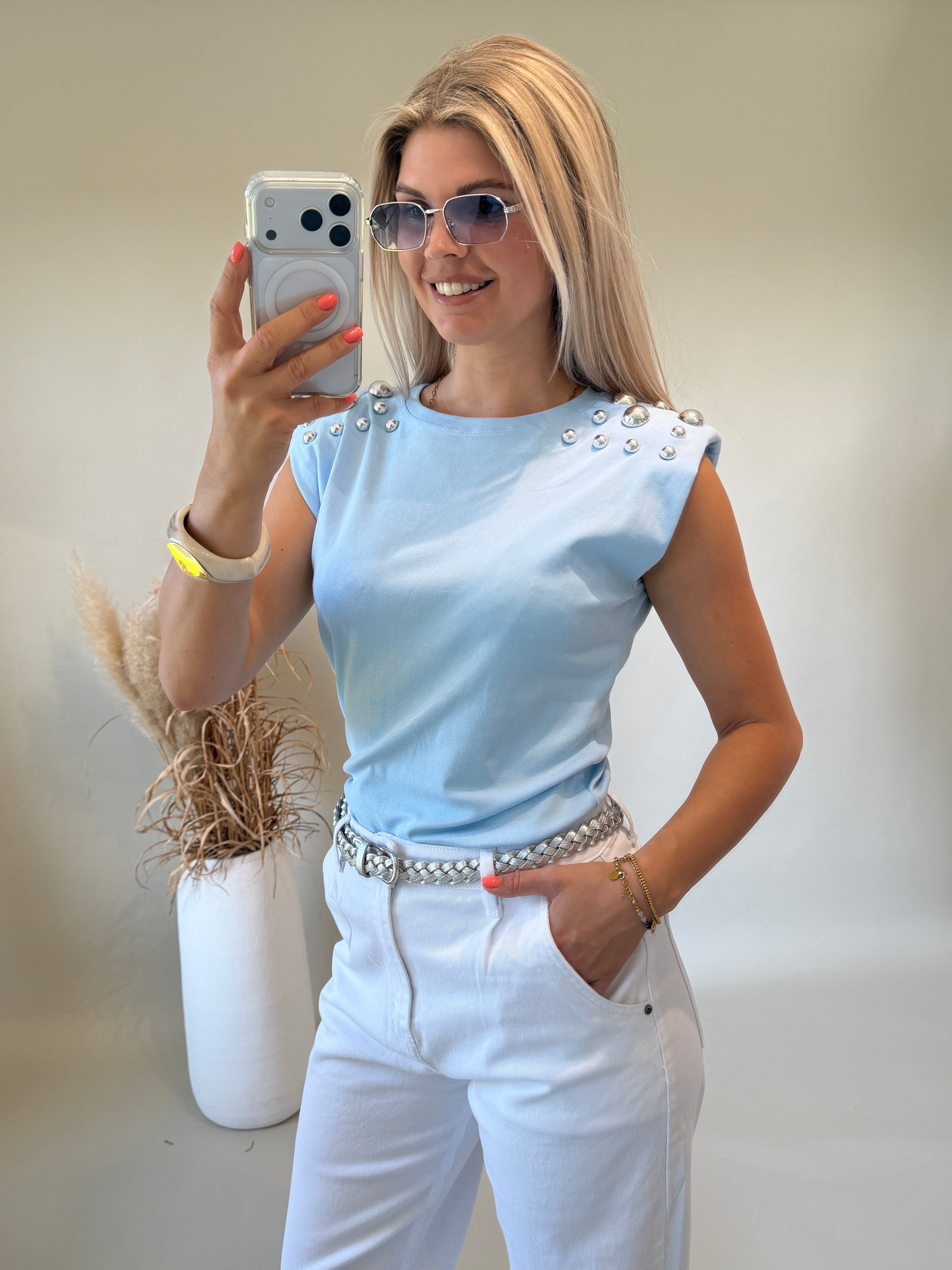 T-Shirt in Hellblau ( ärmellos ) mit Nieten