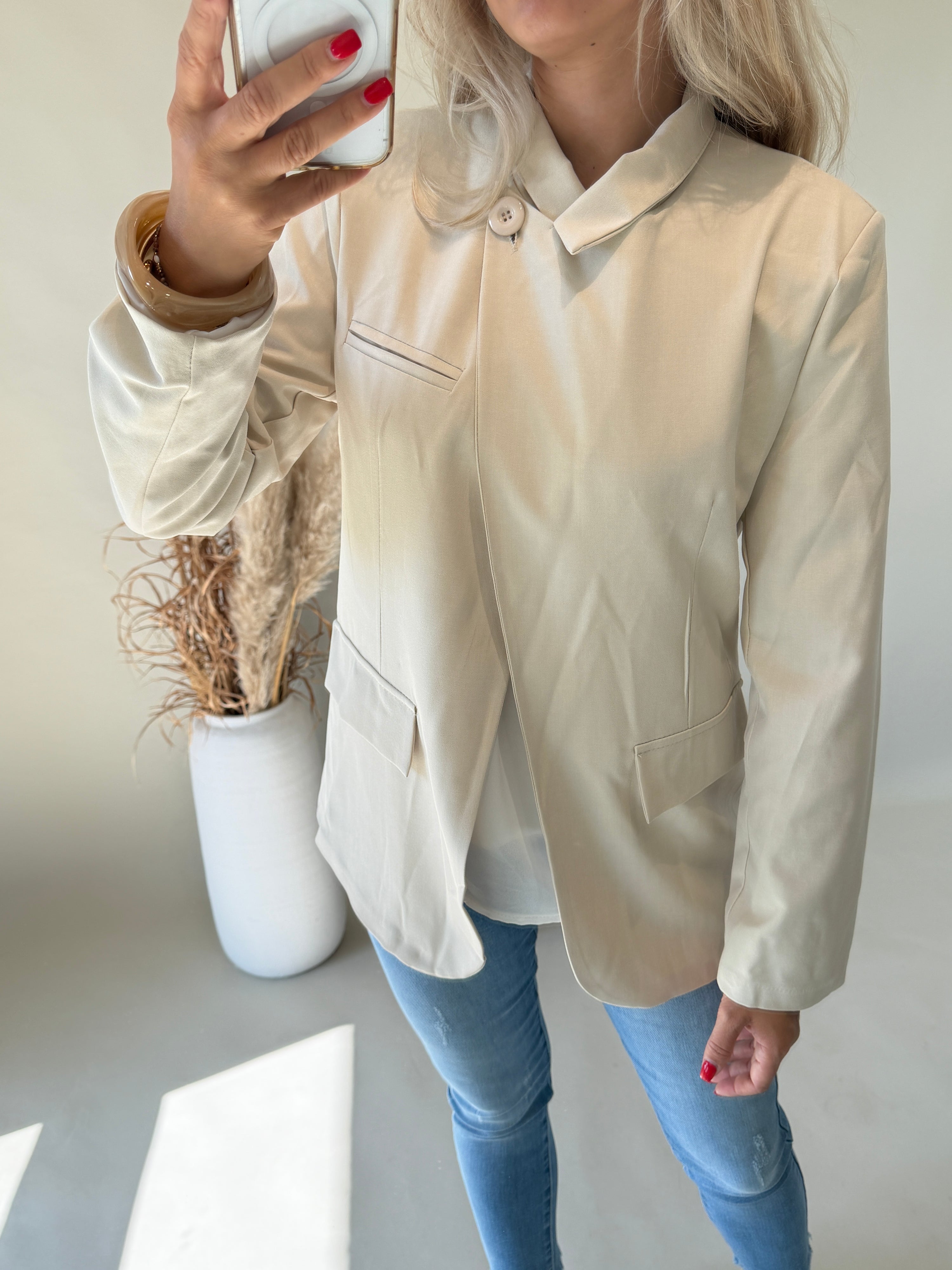 Blazer in Beige schräg  geschnitten mit einen Knopf