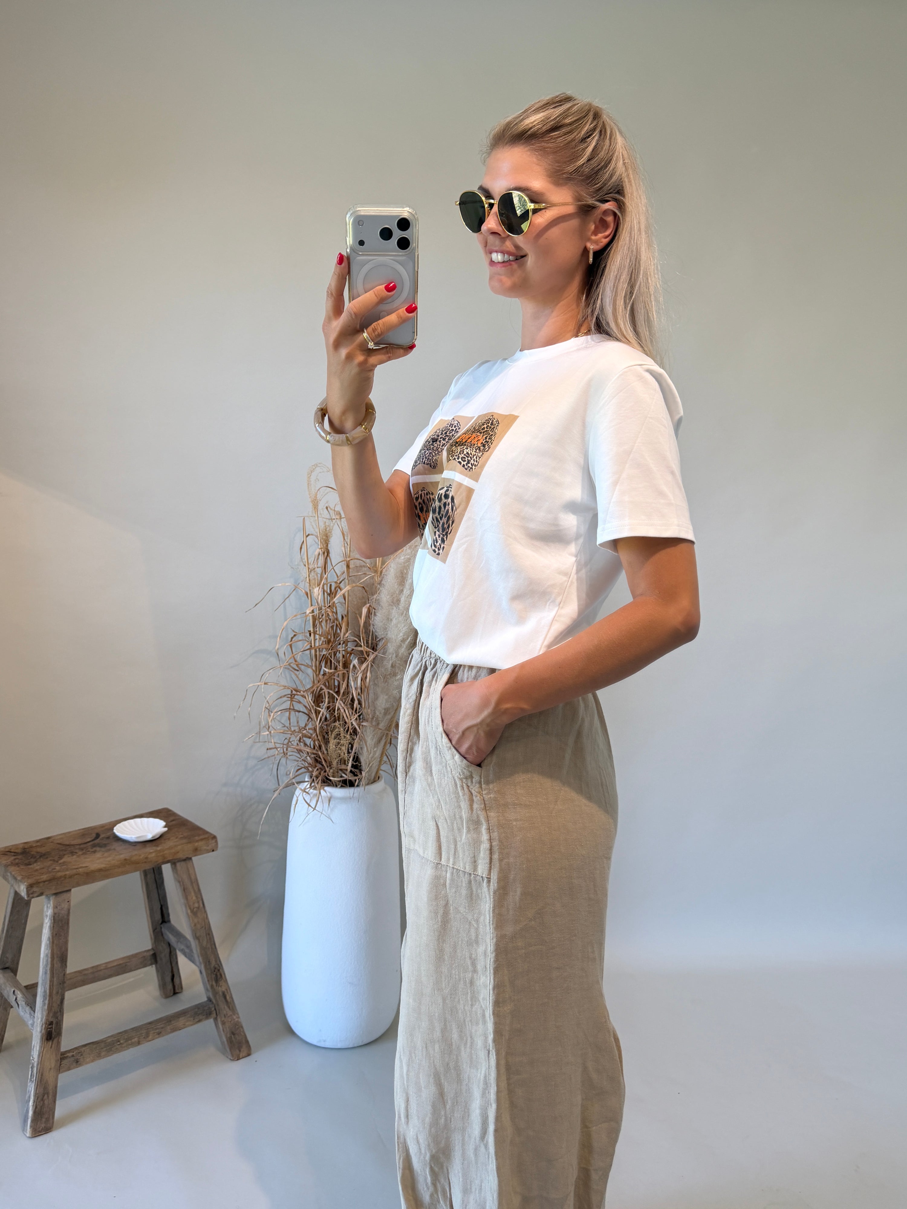 T - Shirt in Weiß mit Schokobraunen / Leo Aufdruck