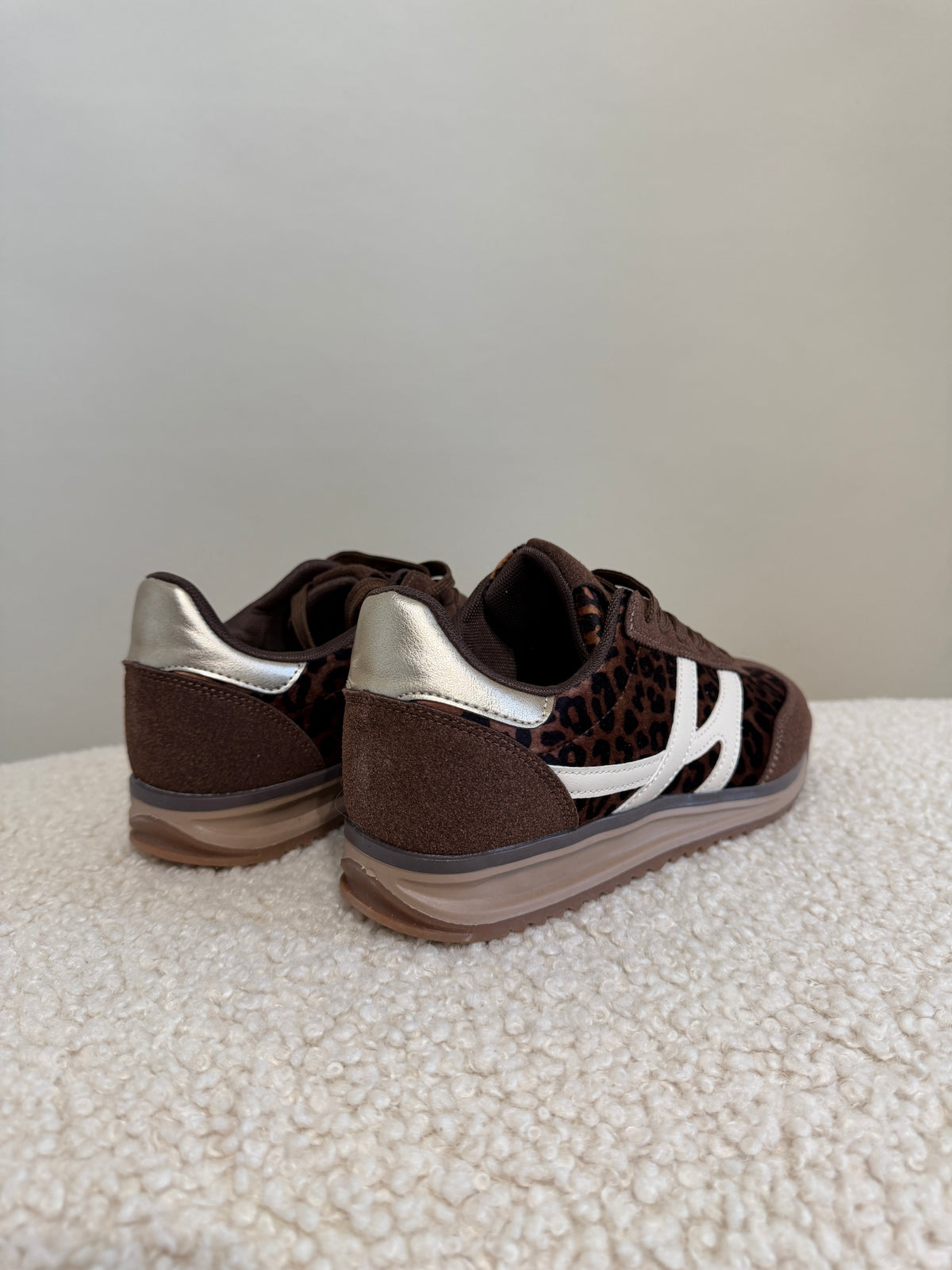 Sneaker in Schokobraun mit Leo - Muster