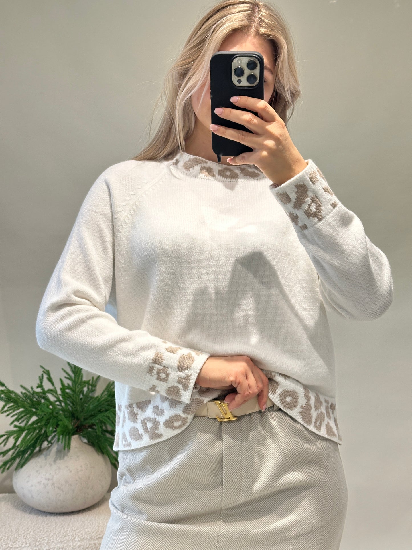 pullover in wollweiß mit leomuster an bund und kragen