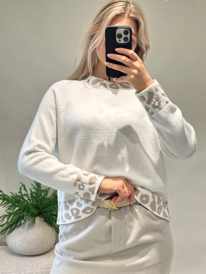 Pullover in Wollweiß mit Leomuster an Bund und Kragen