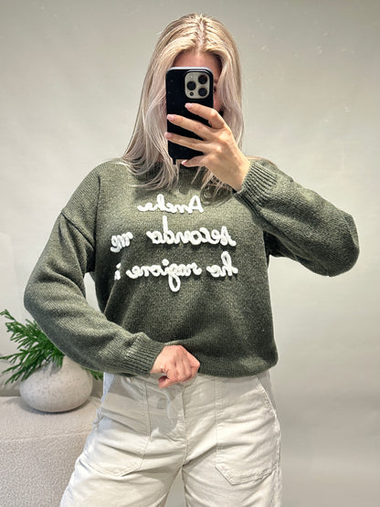 Pullover in Olivgrün mit Aufschrift in Wollweiß