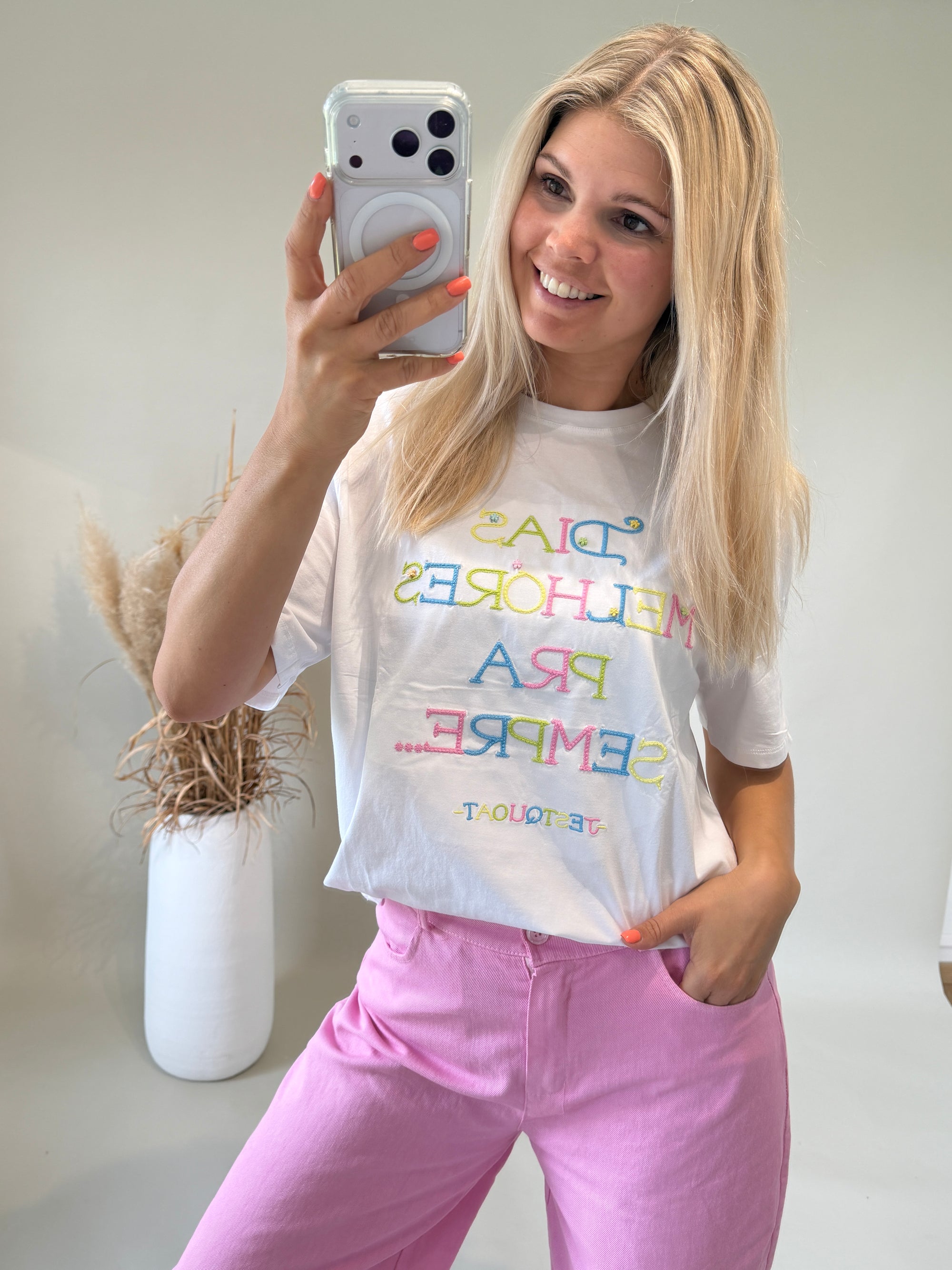 T - Shirt  in Weiß mit bunter Aufschrift