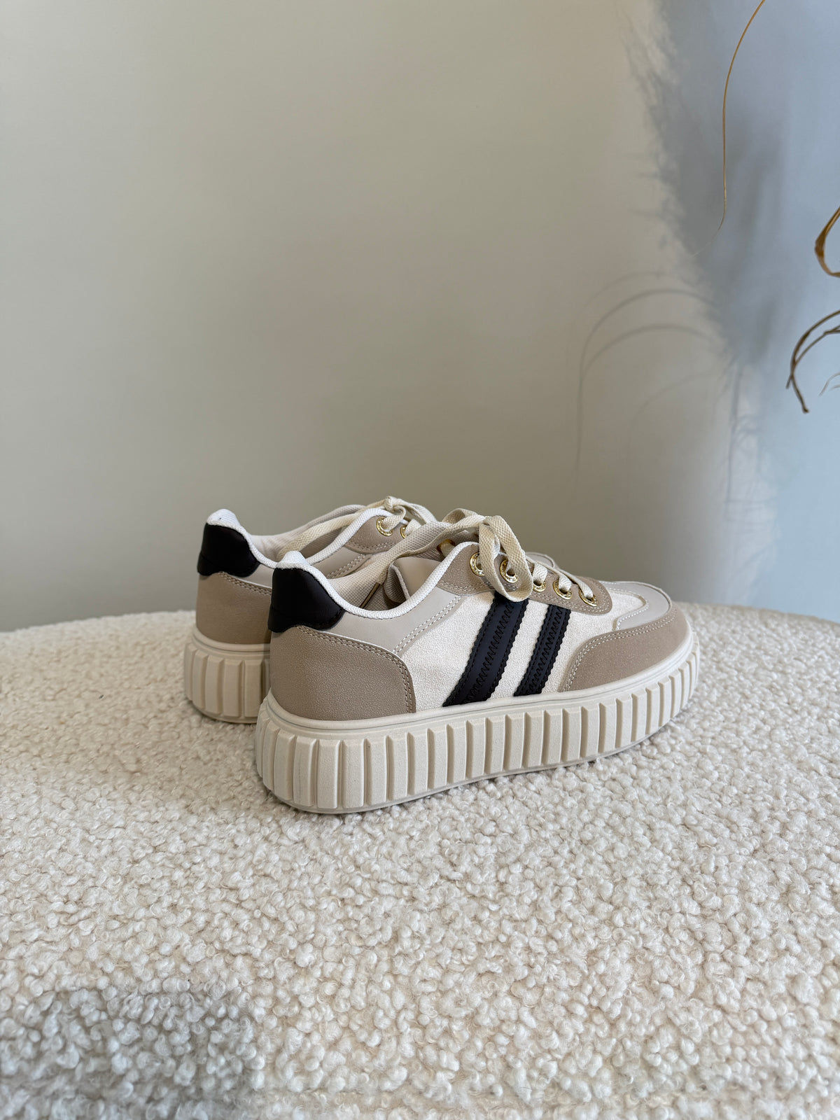 Sneaker in Wollweiß / Schokobraun