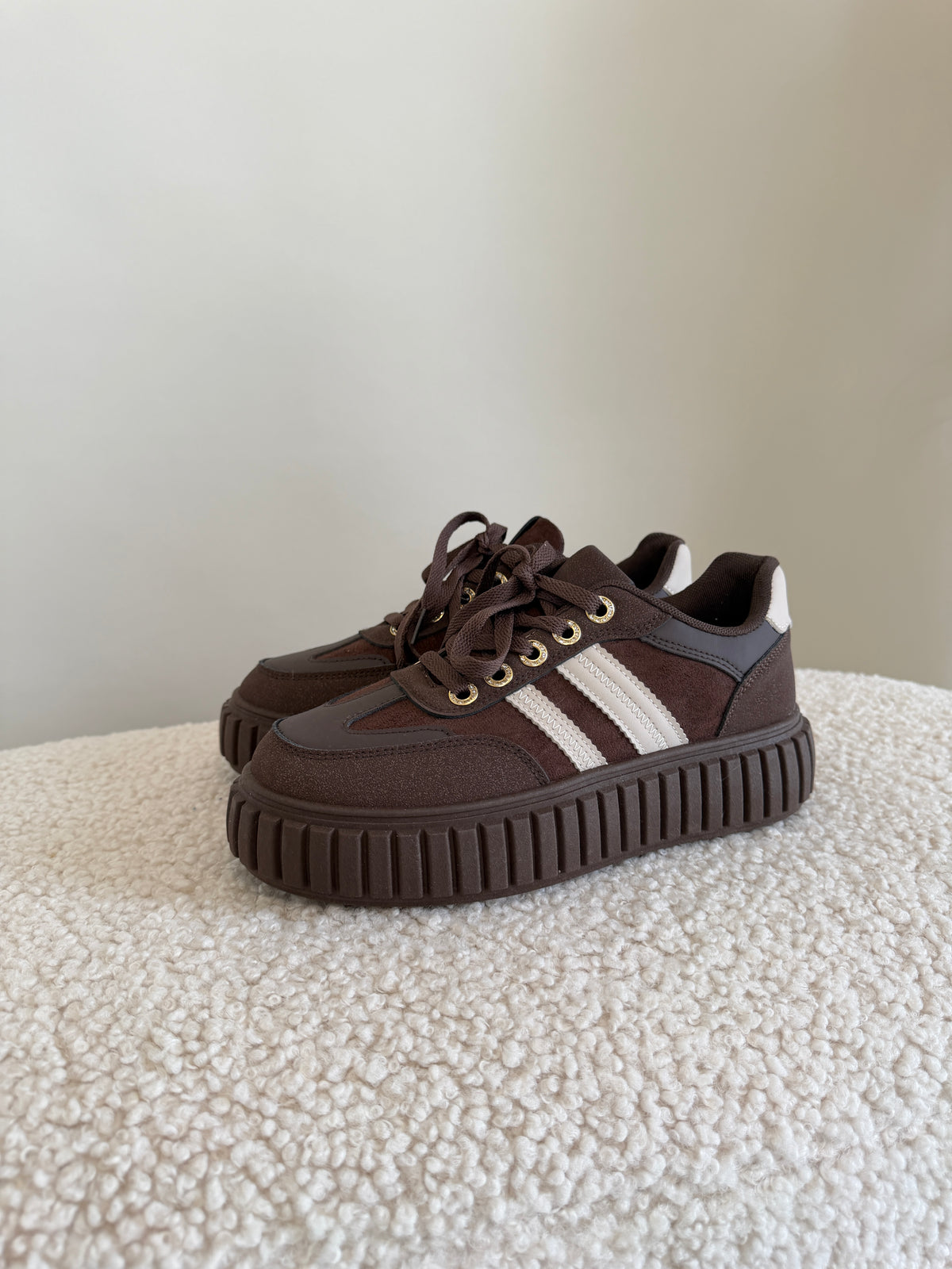 Sneaker in Schokobraun / Wollweiß
