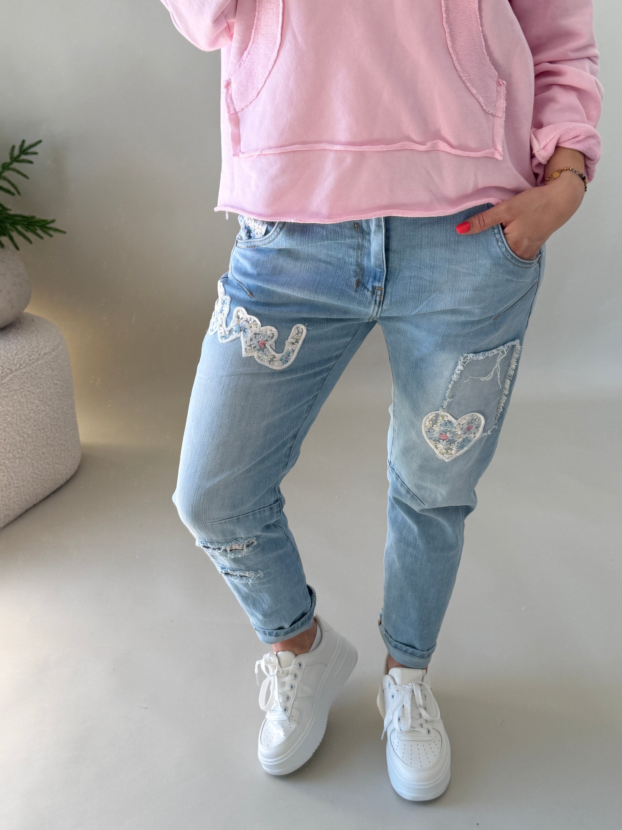 Jeans mit Aufnäher LOVE und Blumenmuster