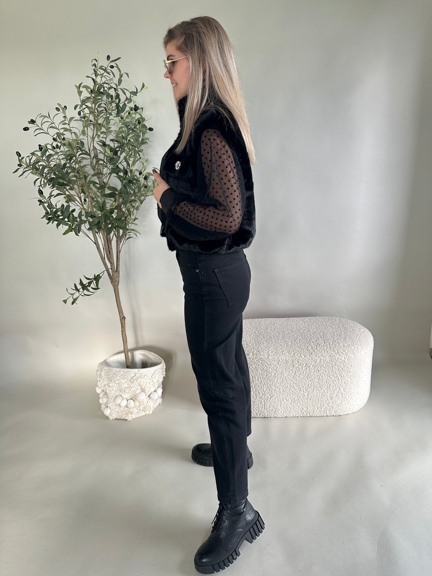 felljacke in schwarz mit glitzersteinen an den taschen vorne (ärmellos)