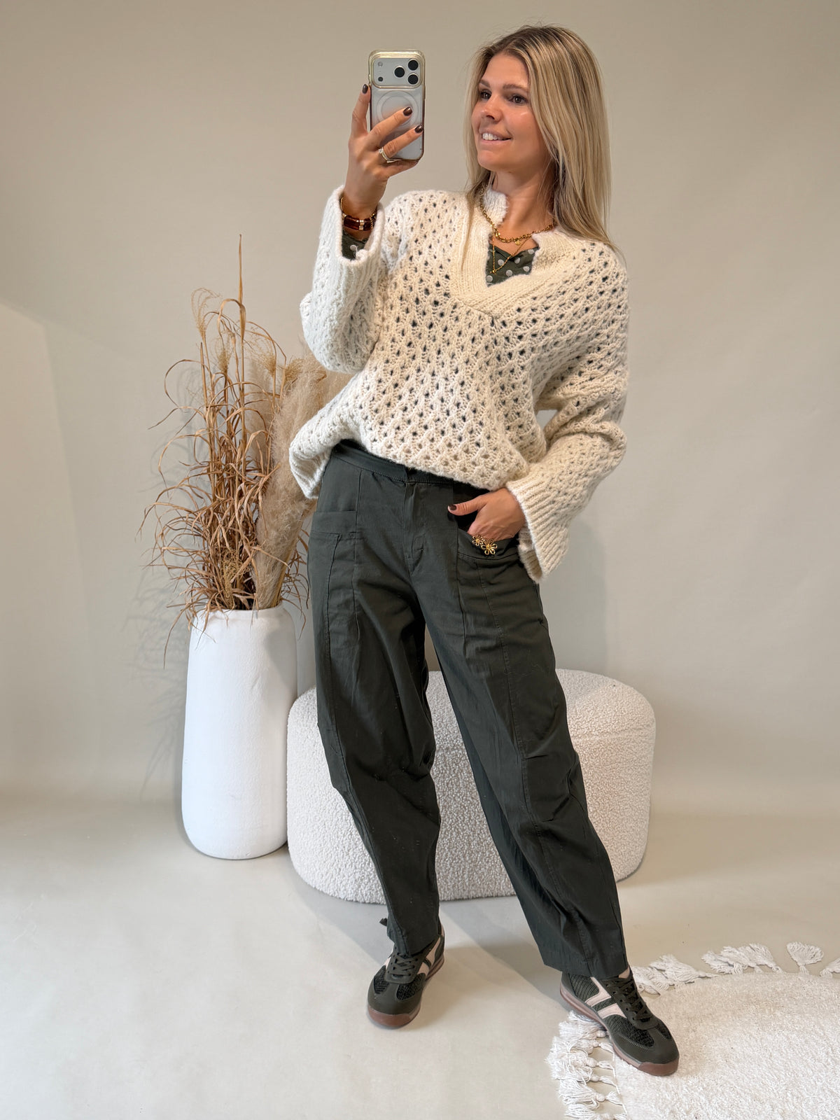 Pullover in Wollweiß mit Lochmuster