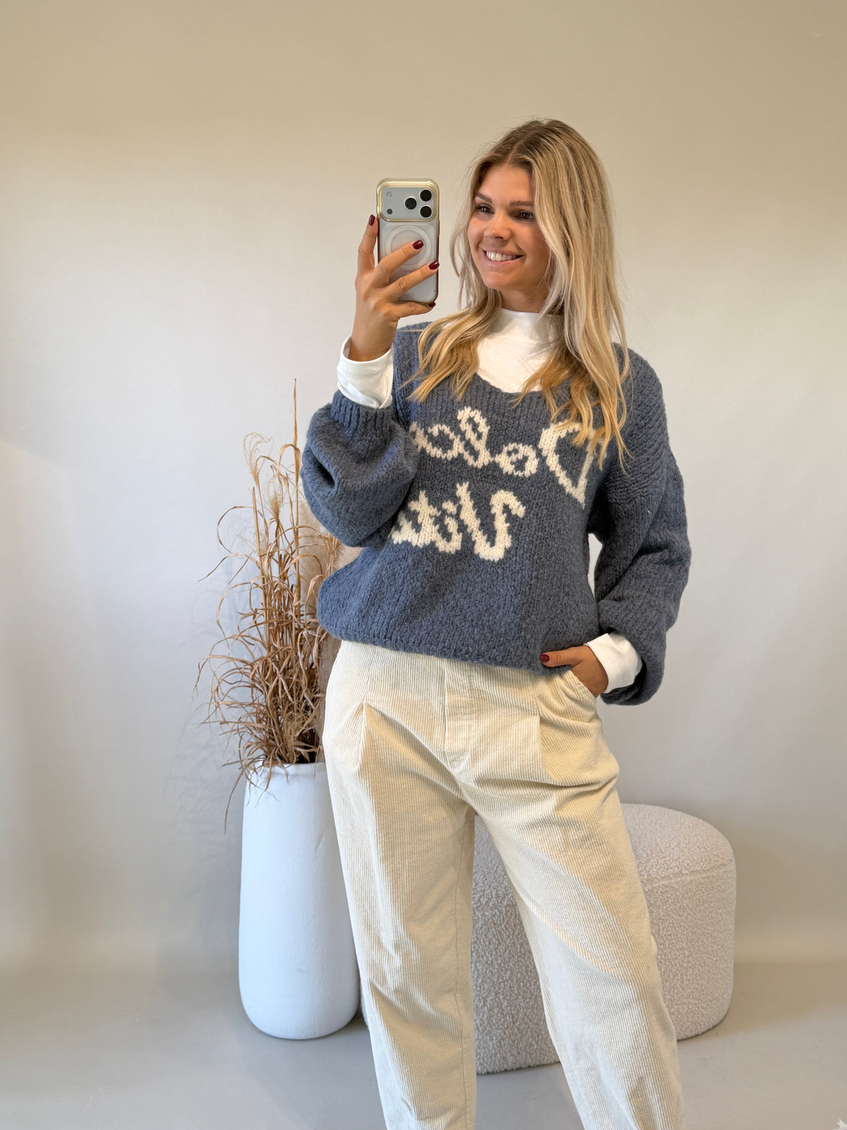 Pullover in Rauchblau mit Aufdruck und V - Ausschnitt