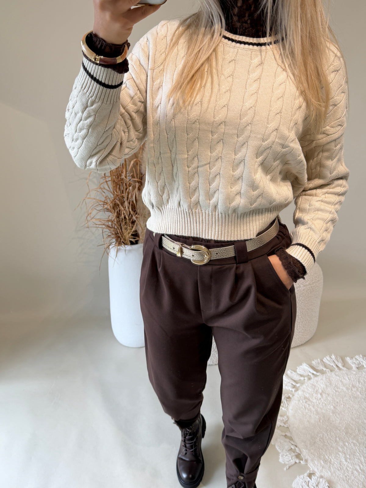 Pullover in Sand mit  feinen Zopfmuster