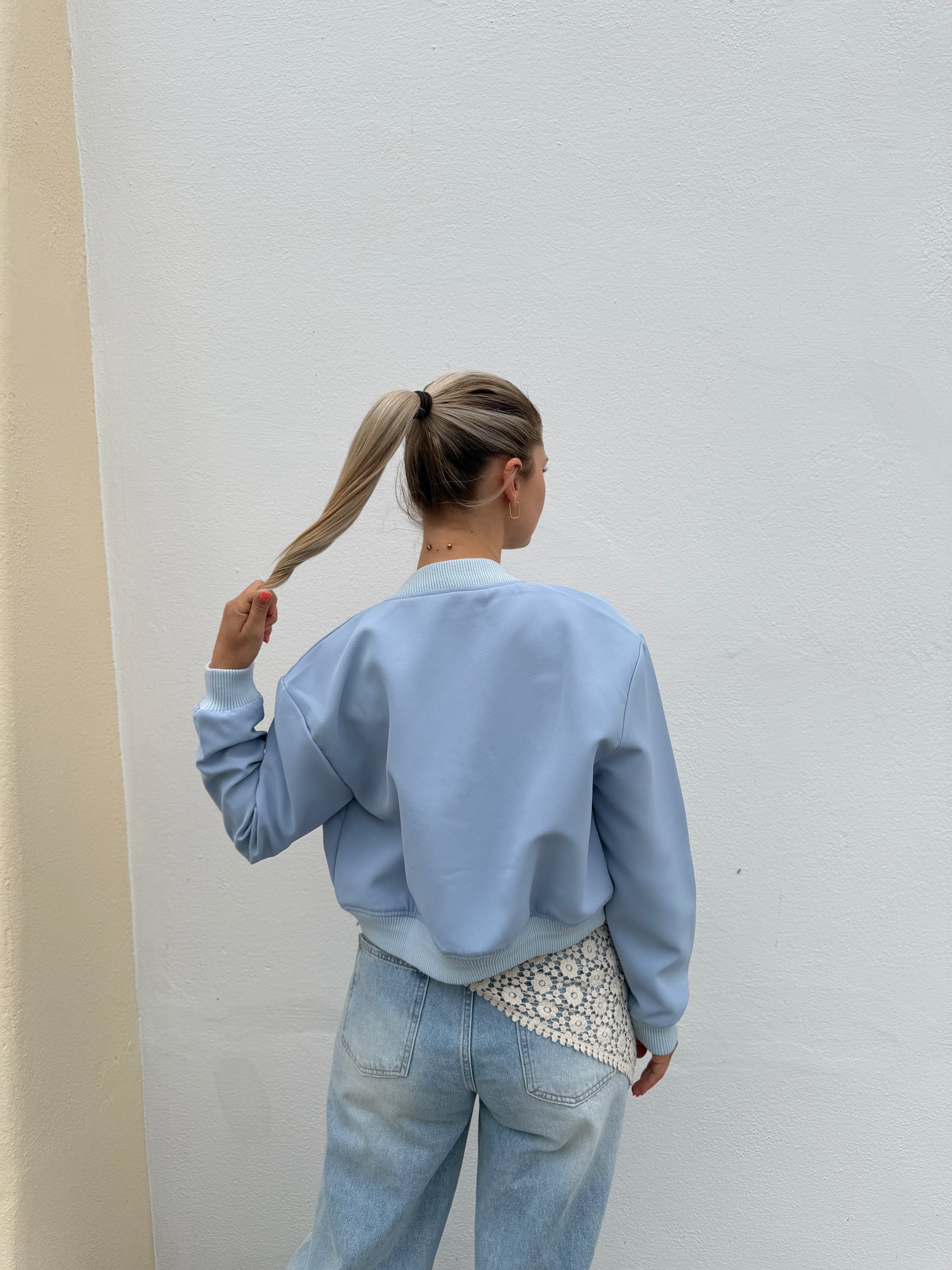 Jacke in Hellblau mit großen Taschen vorne