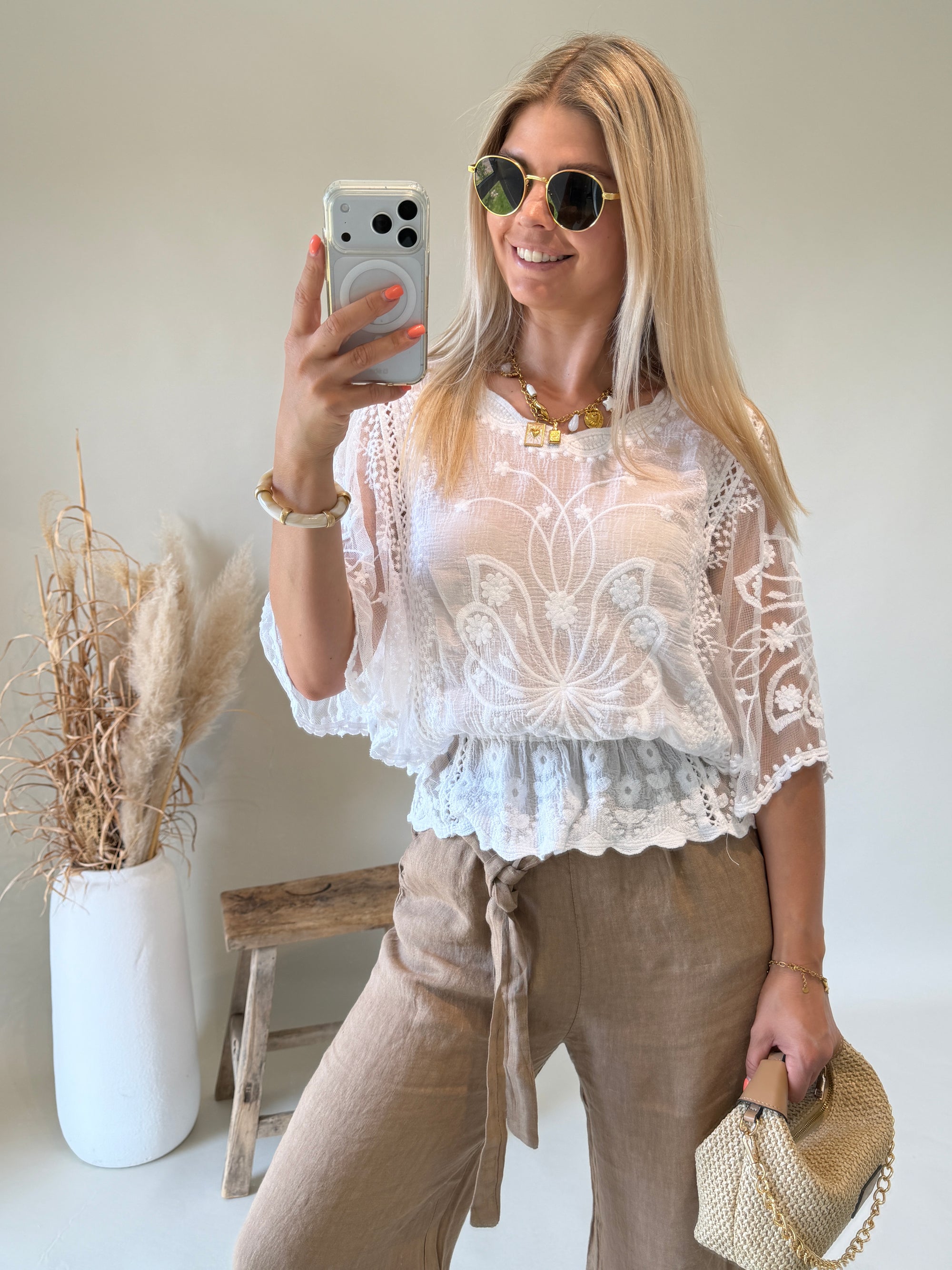 Bluse in Weiß aus Spitze mit weitem Arm