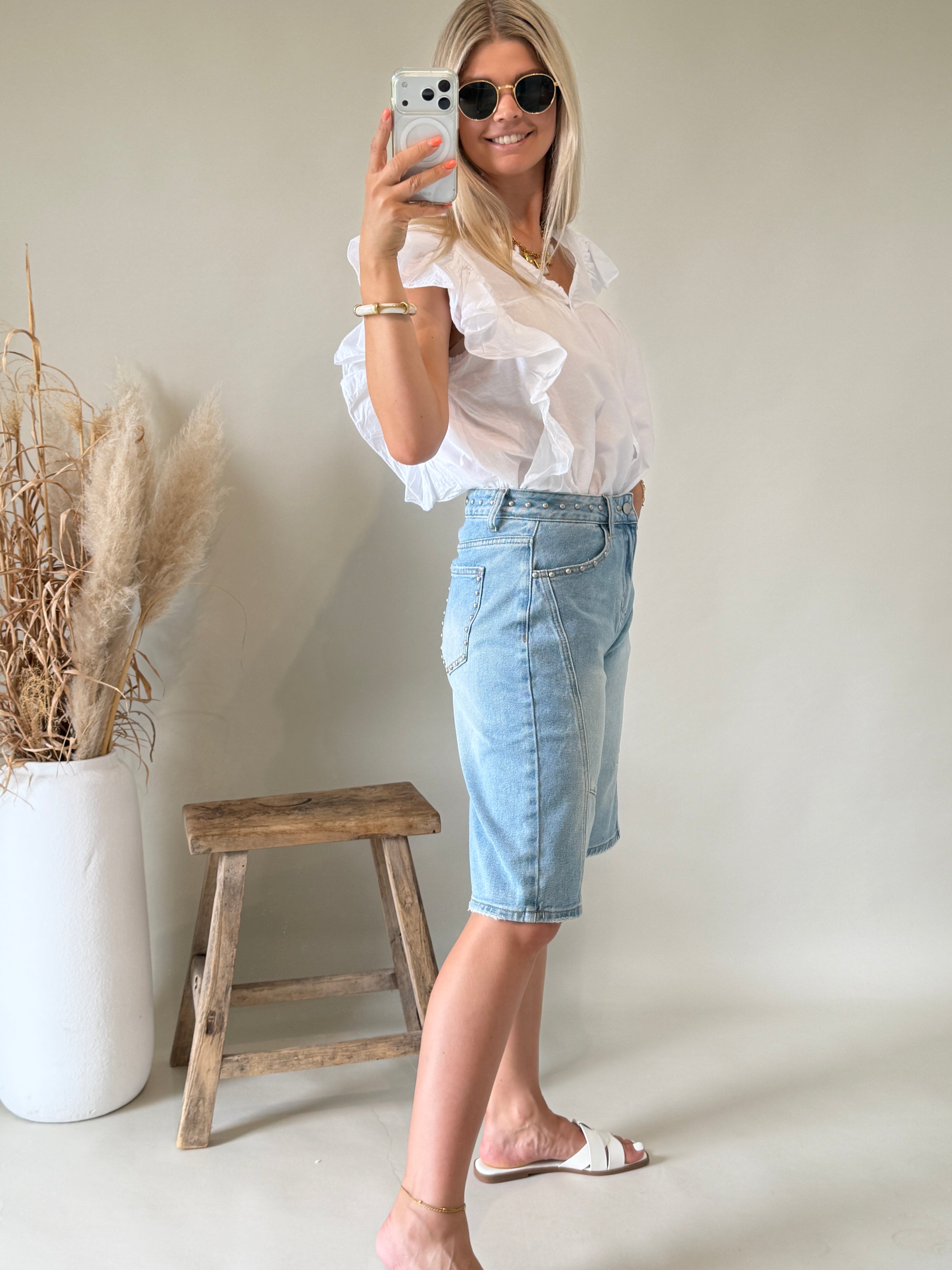 Jeans in Blau ( Kurz mit Nieten )