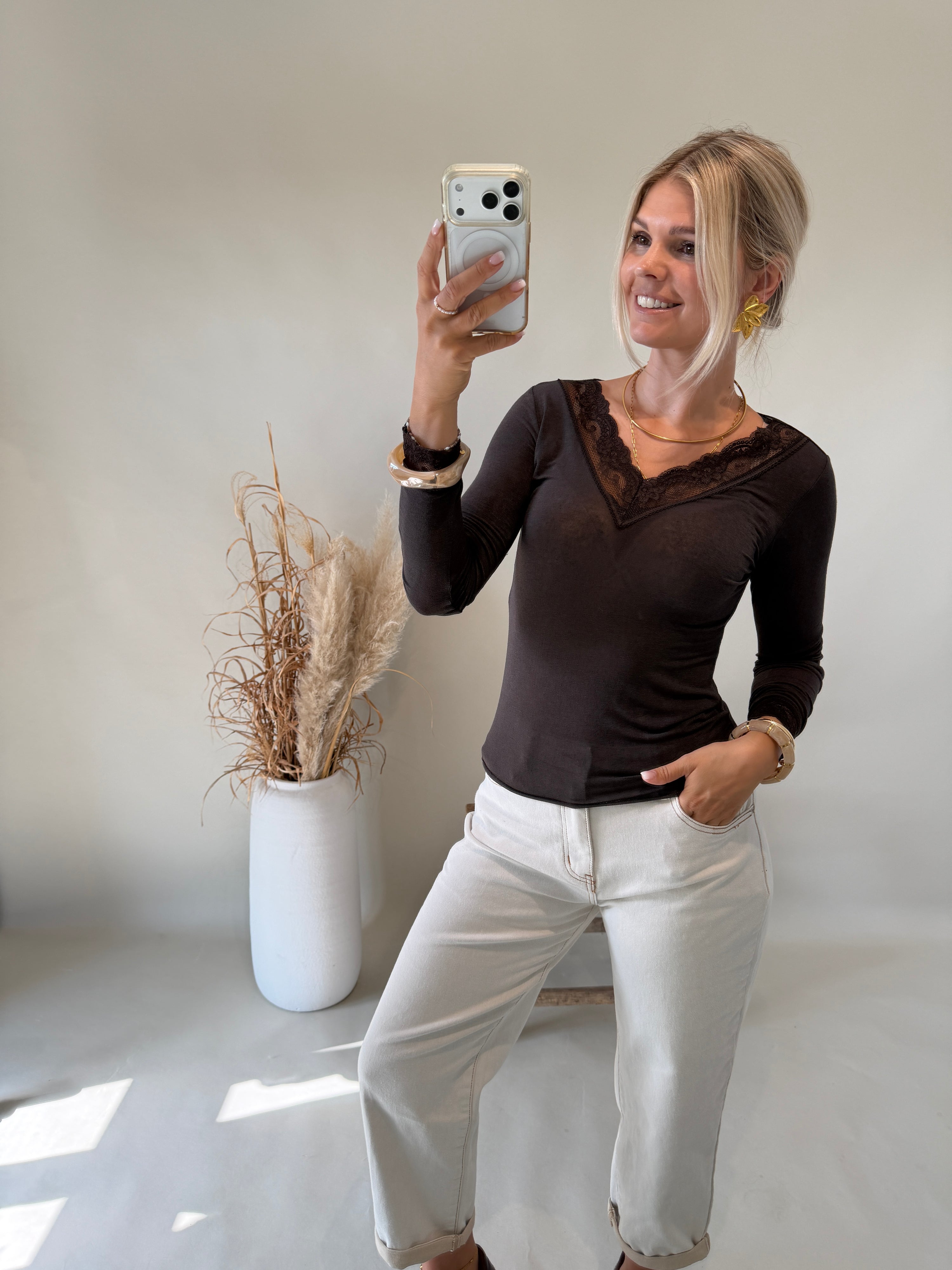 Shirt in Schokobraun mit Spitze an Ärmel und Ausschnitt
