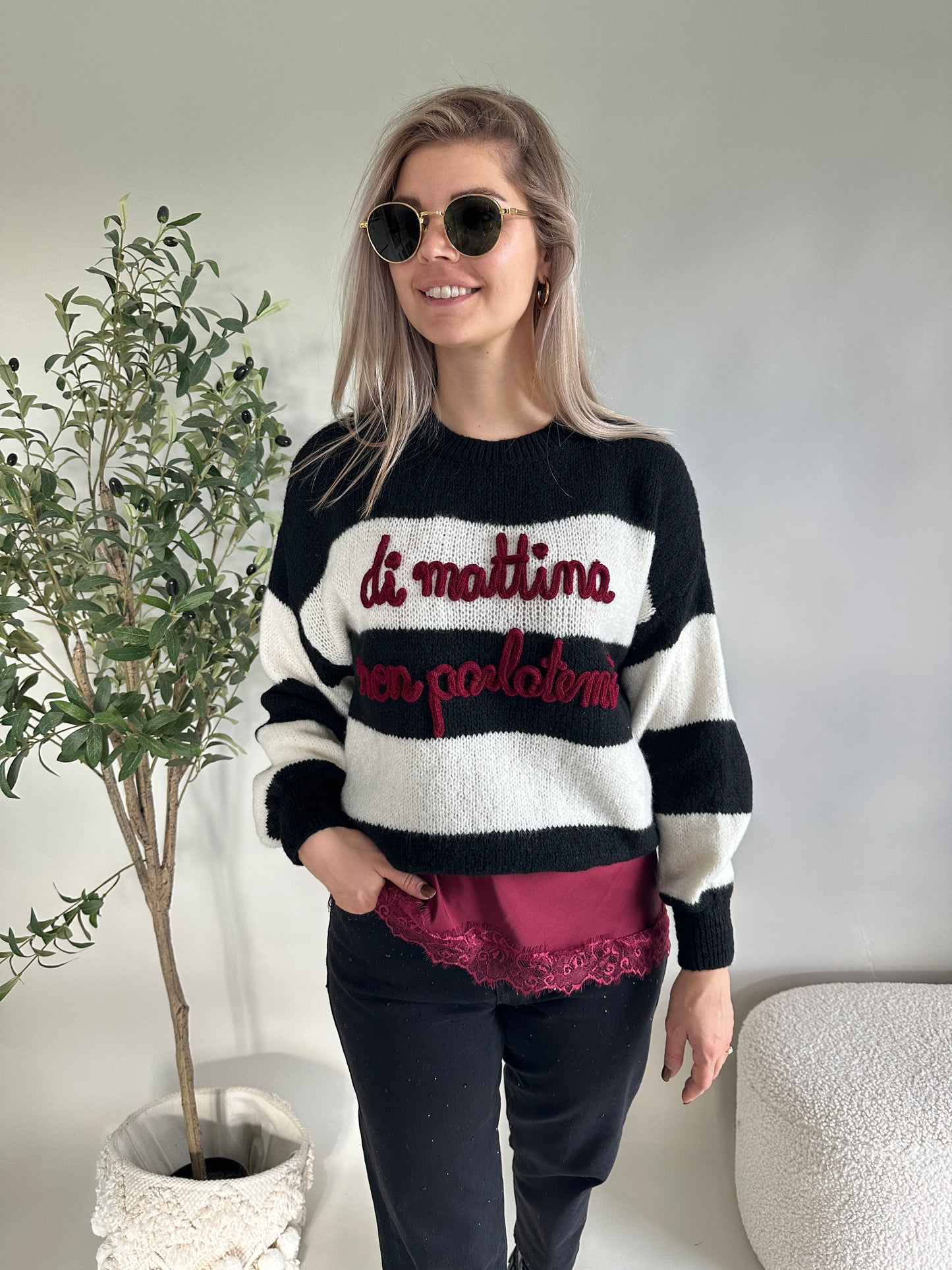 pullover in schwarz/wollweiß gestreift mit aufschrift in bordeaux