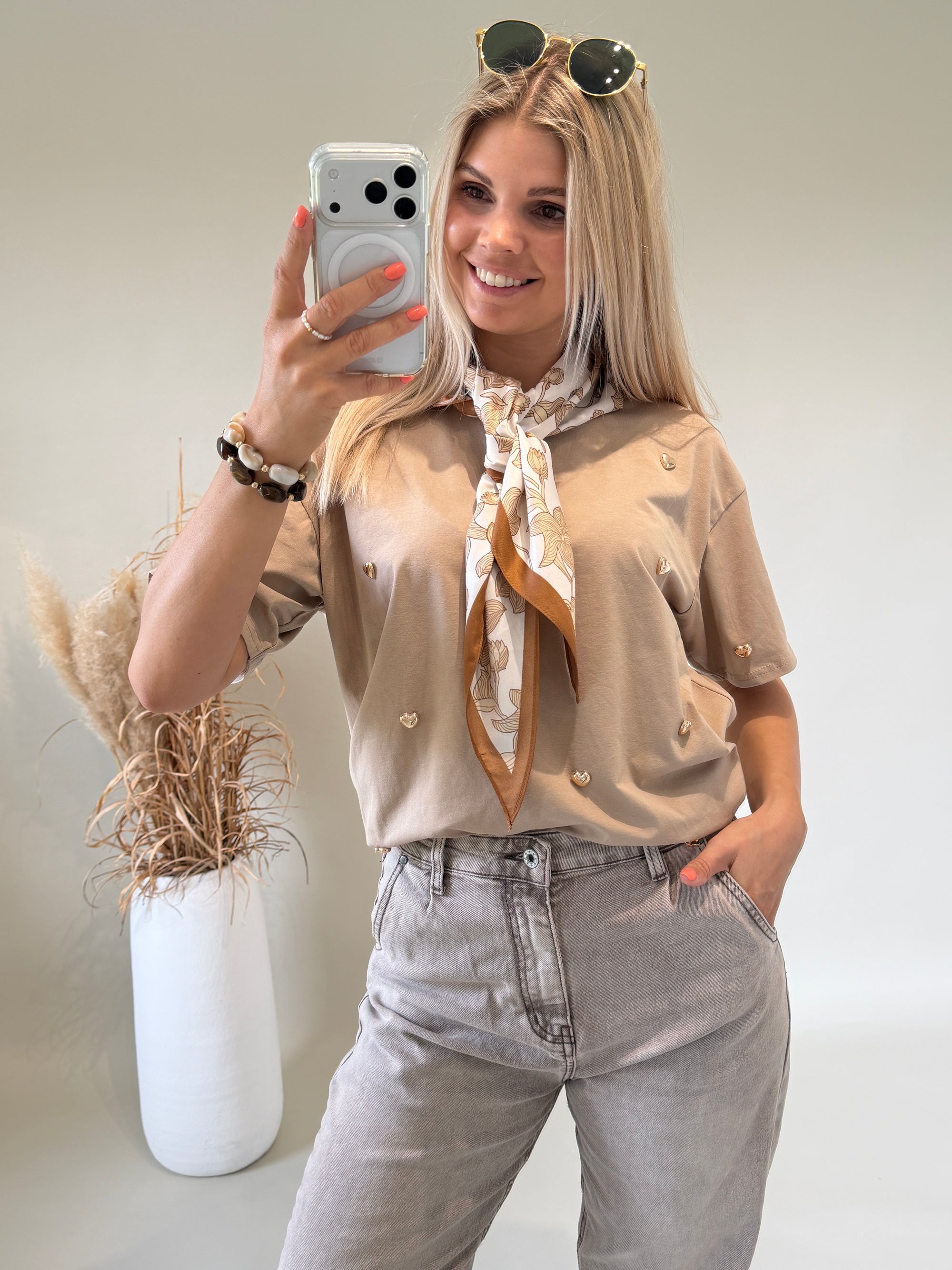 T - Shirt in Zimt mit goldene Herzen