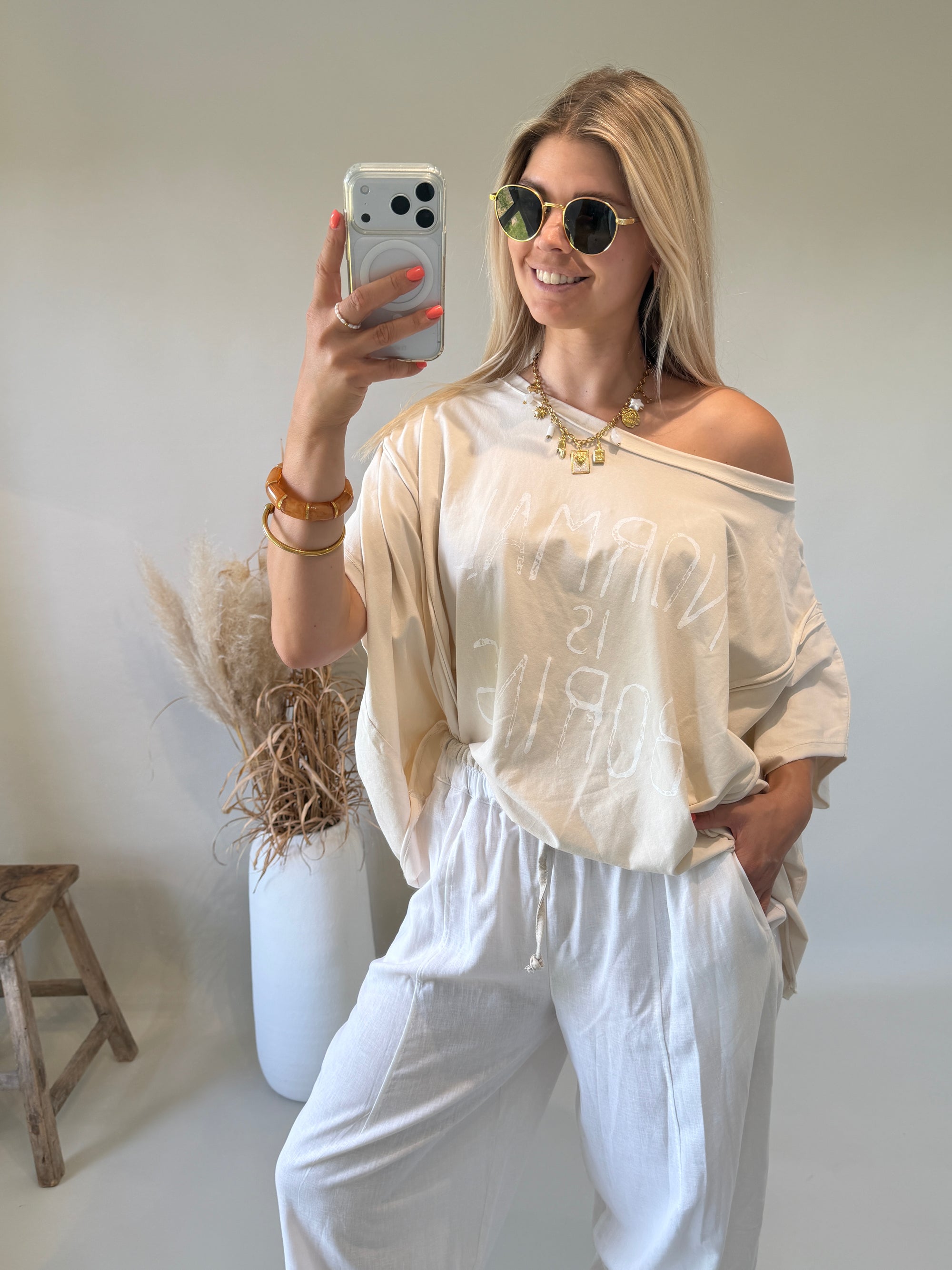 T - Shirt in Beige mit Weißen Aufdruck