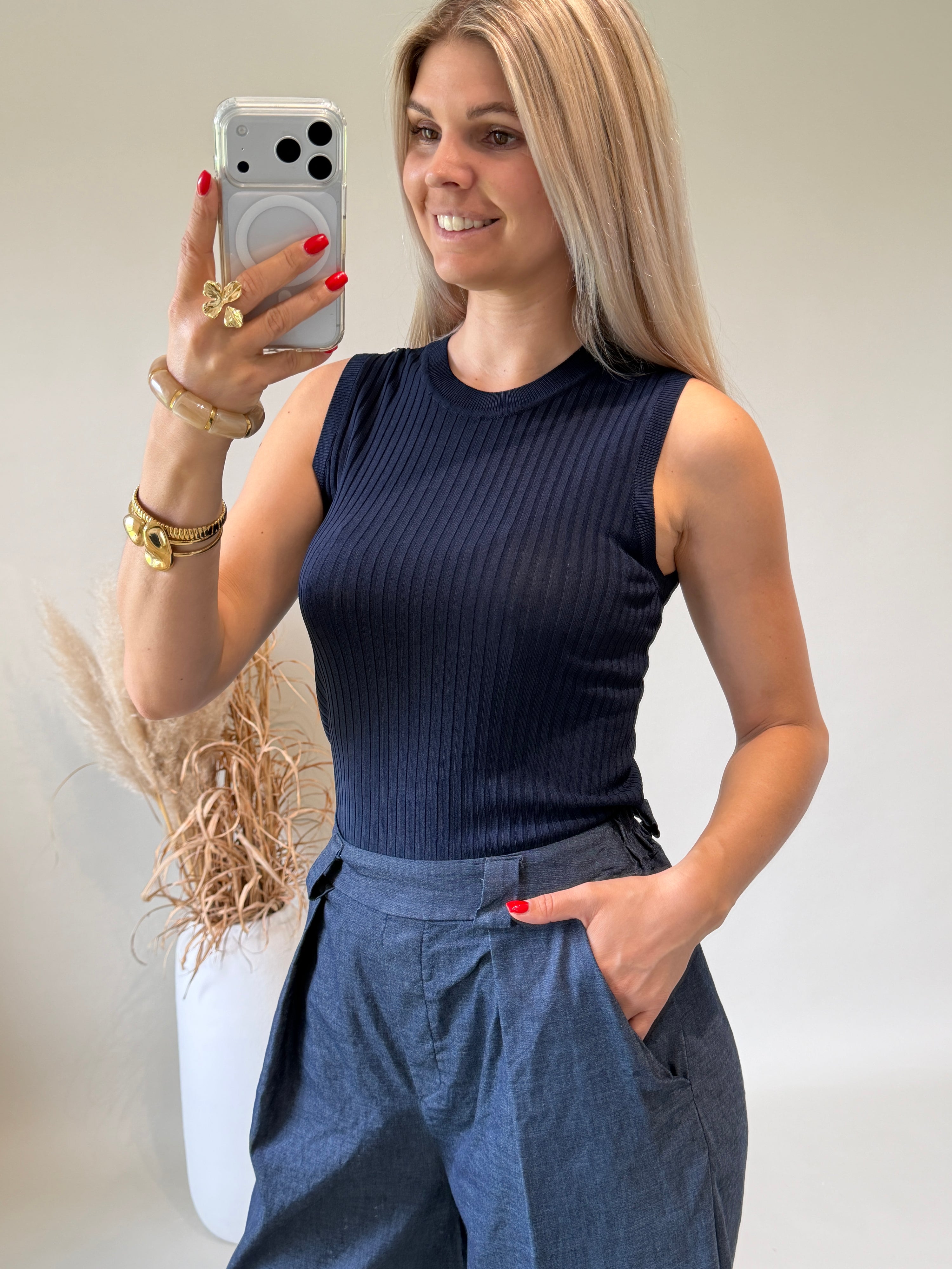 Top in Dunkelblau leichter Strick