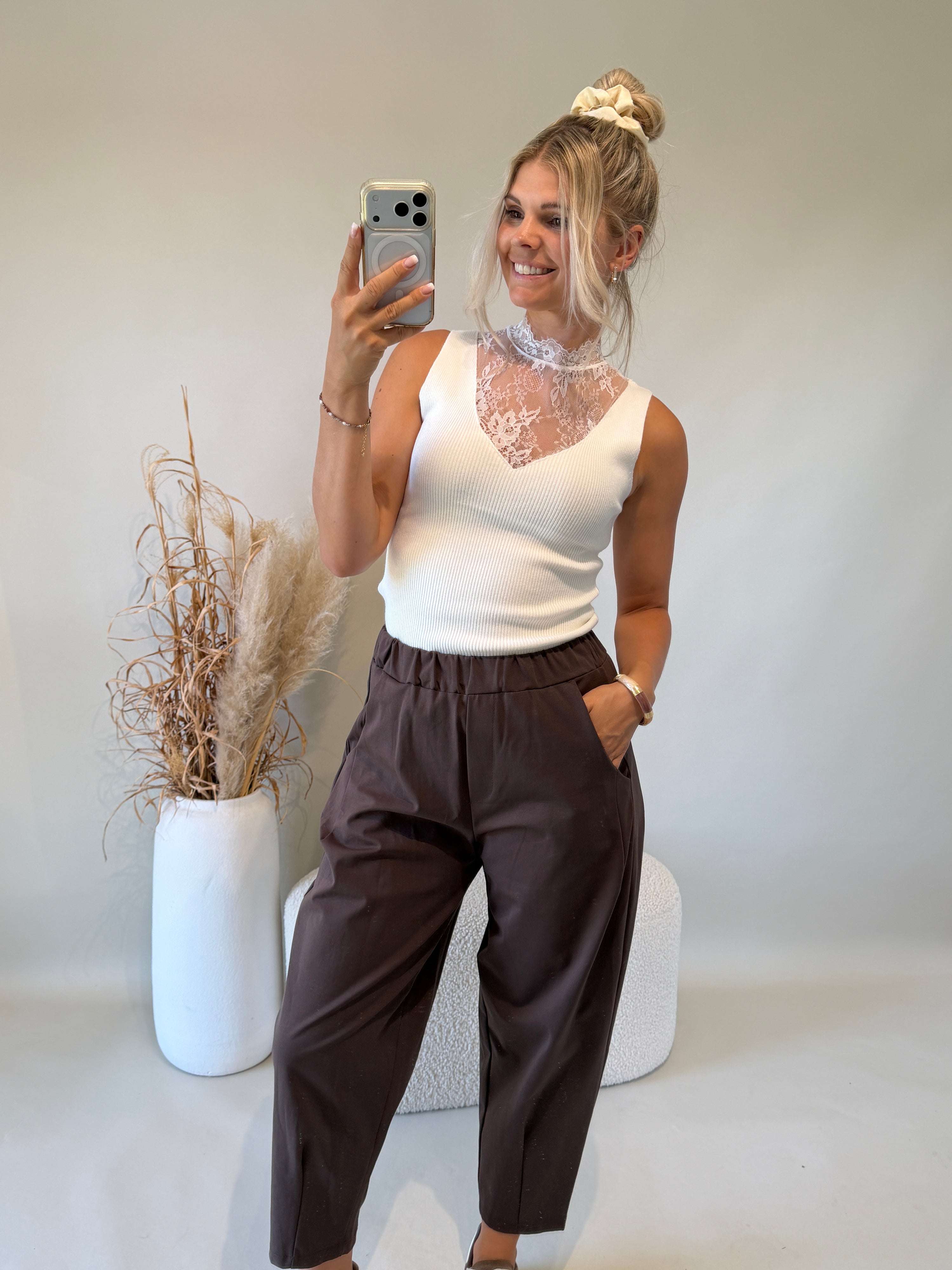 Shirt in Wollweiß mit Spitze am Ausschnitt ( Feinstrick )