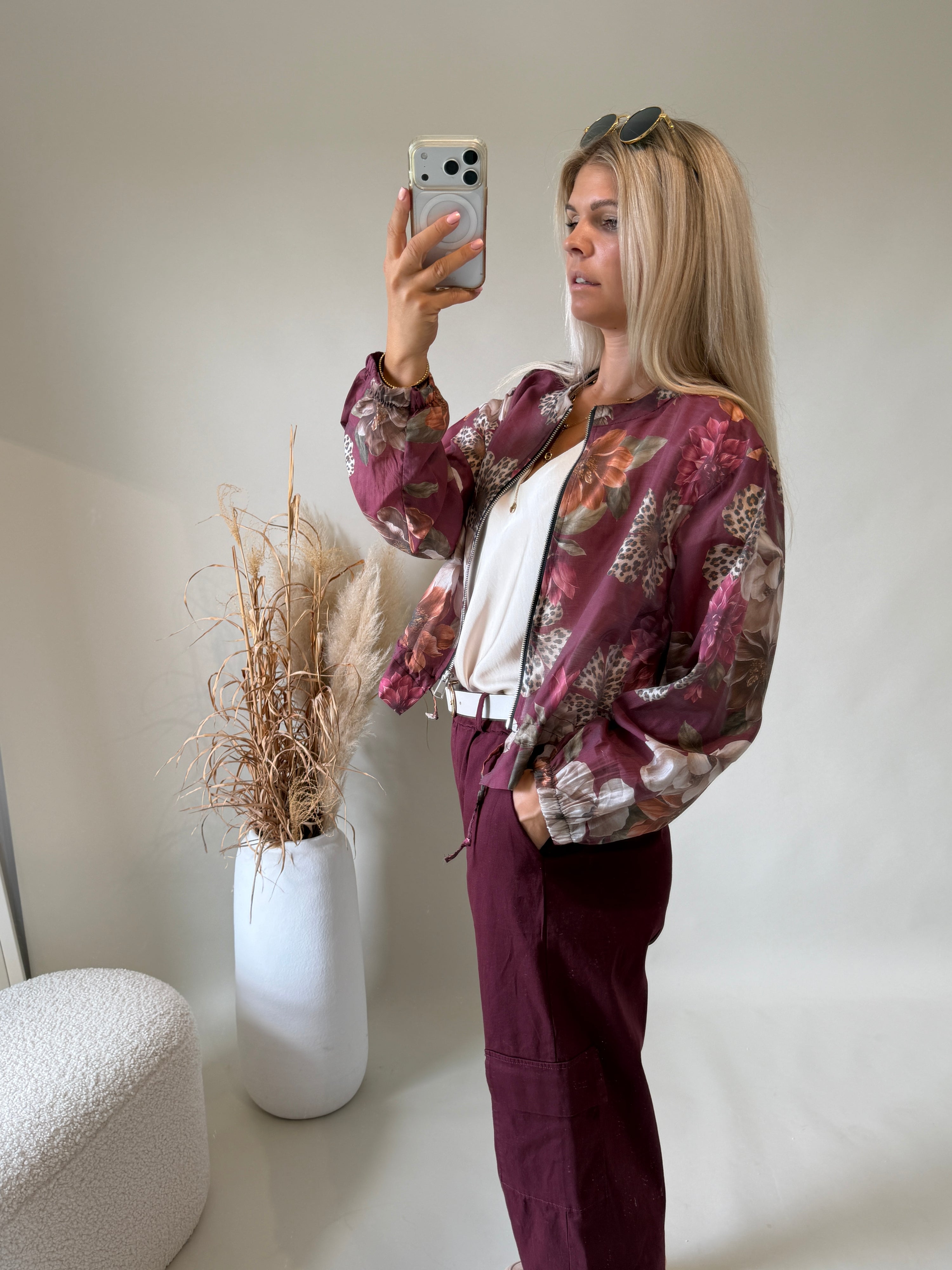 Jacke in Bodeaux mit Muster ( Leoblumen )