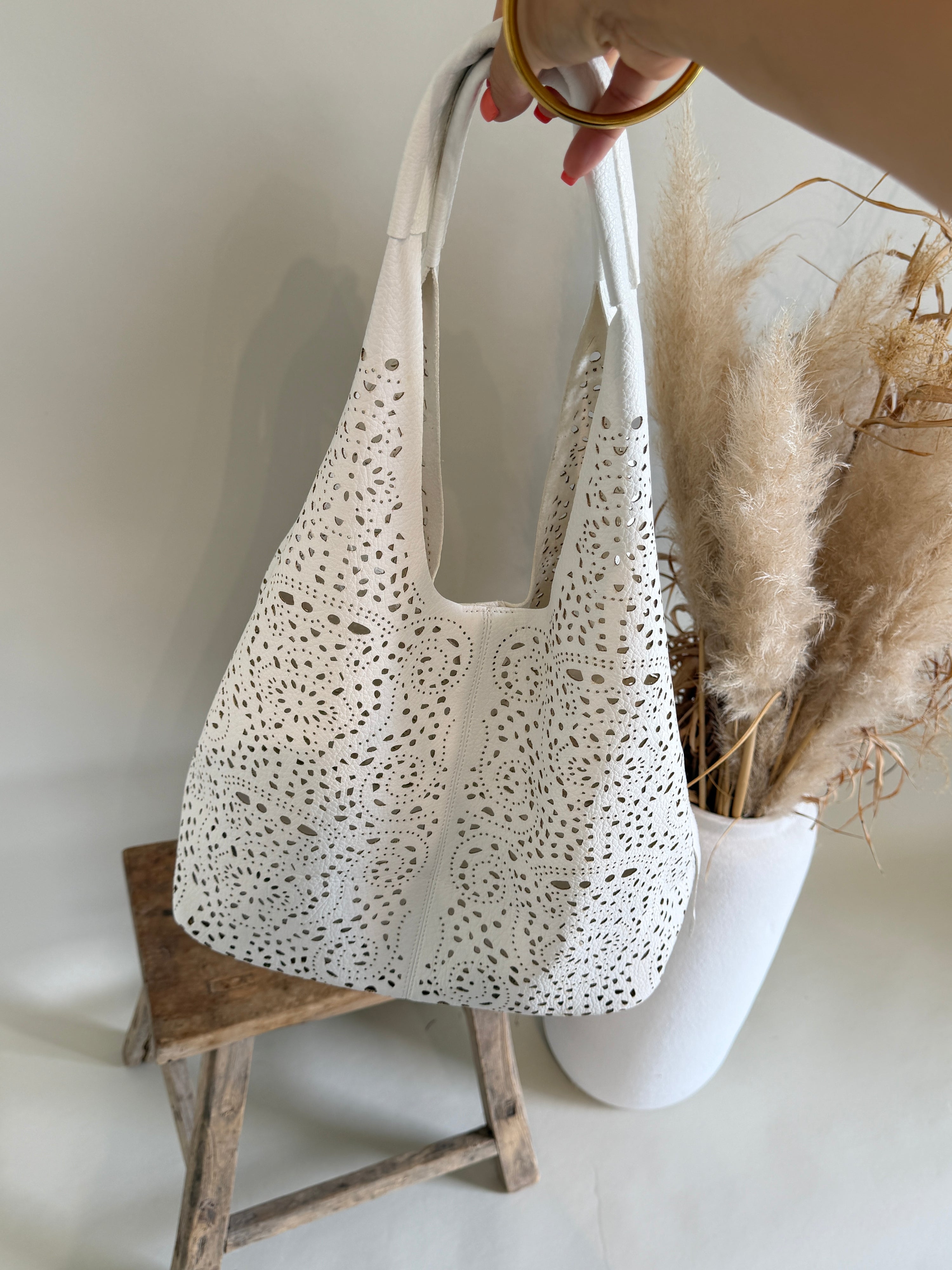 Tasche in Weiß mit Lochoptik