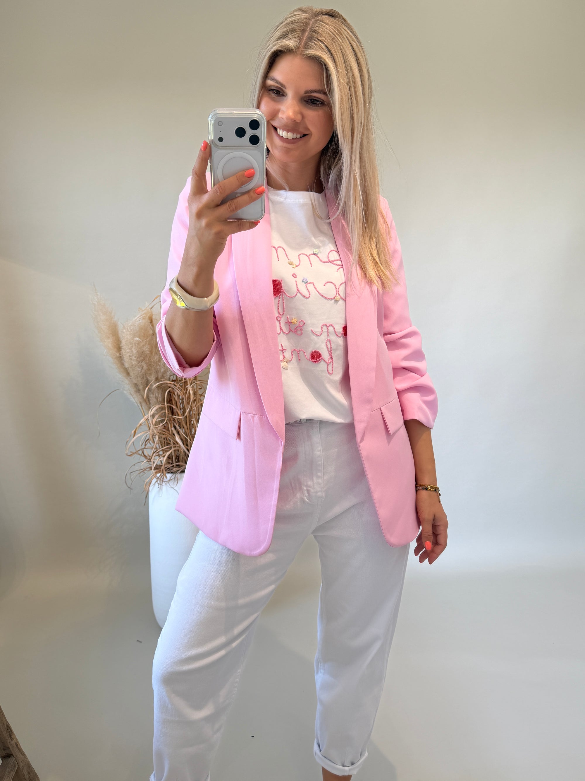 T - Shirt in Weiß mit Aufschrift in Rosa