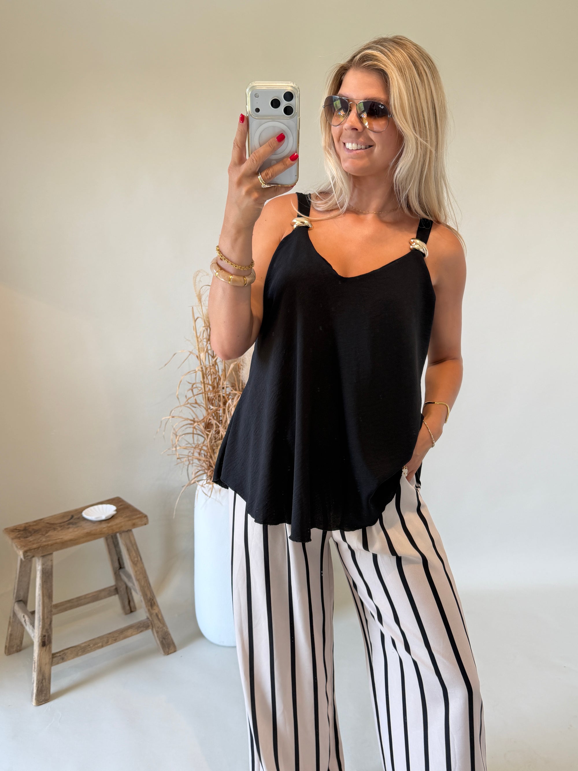 Top in Schwarz mit goldener Spange