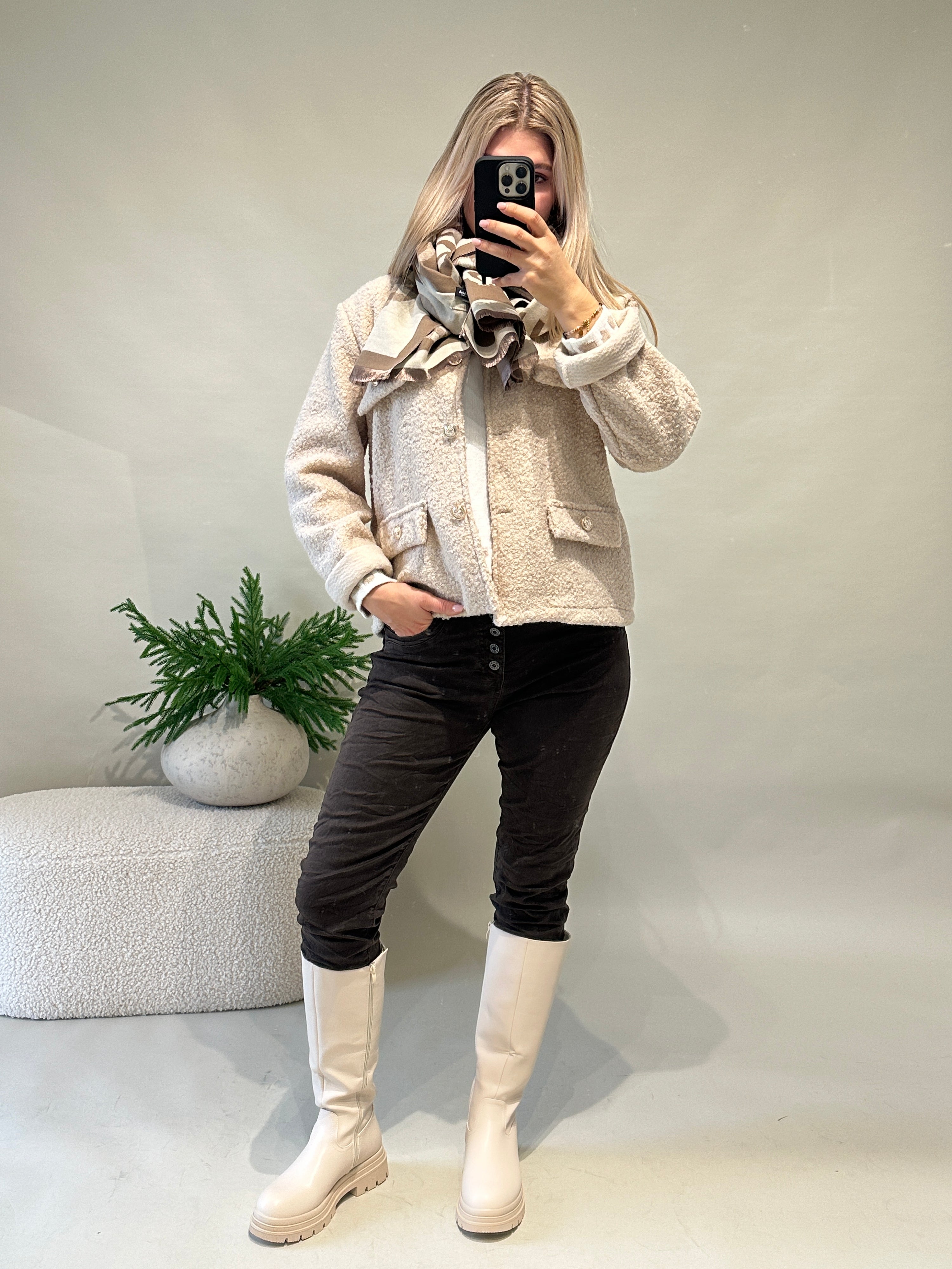 Jacke in Sand mit Goldenen Knöpfen