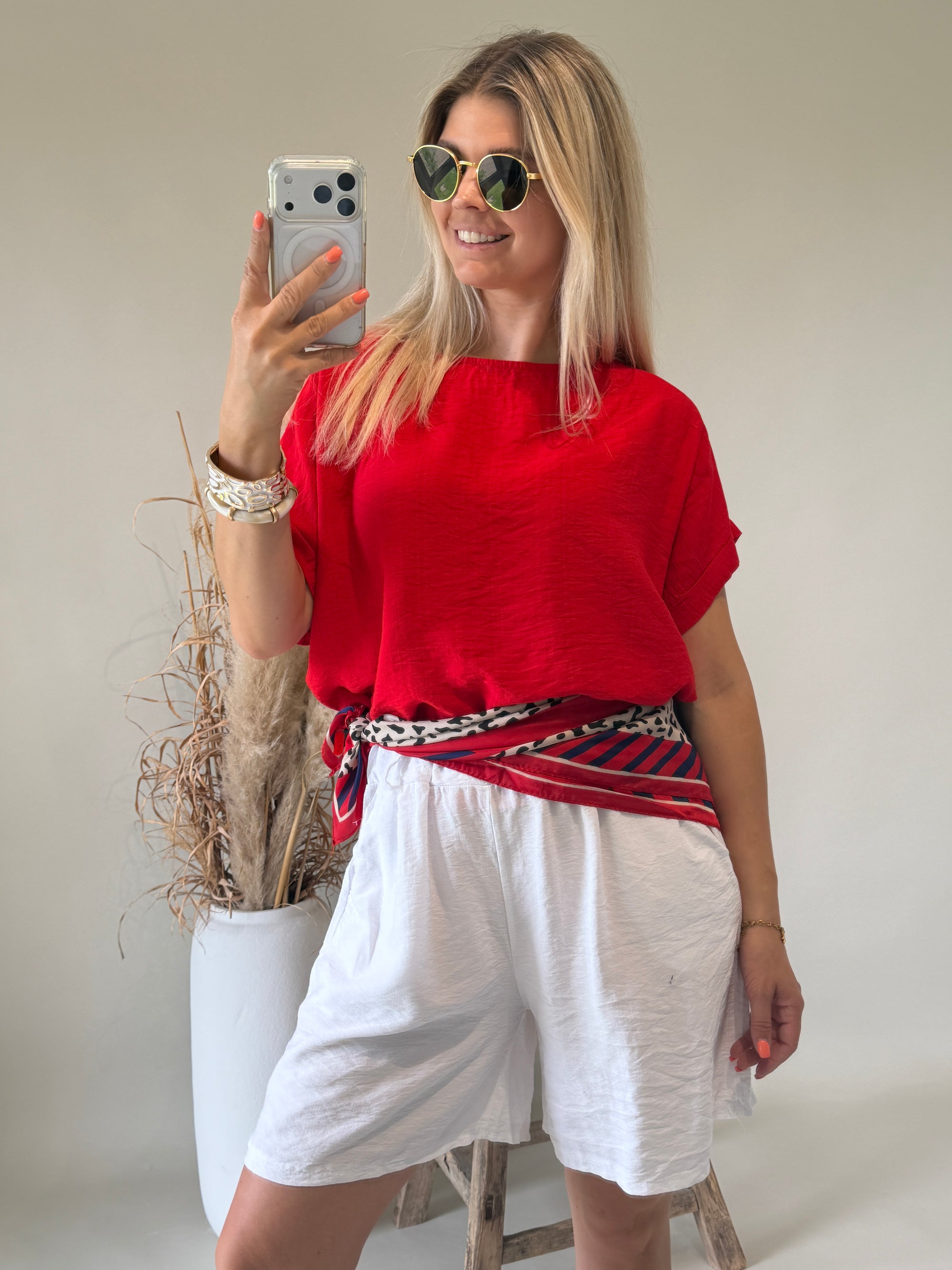 Bluse in Rot mit Kette ( Knöpfe hinten )