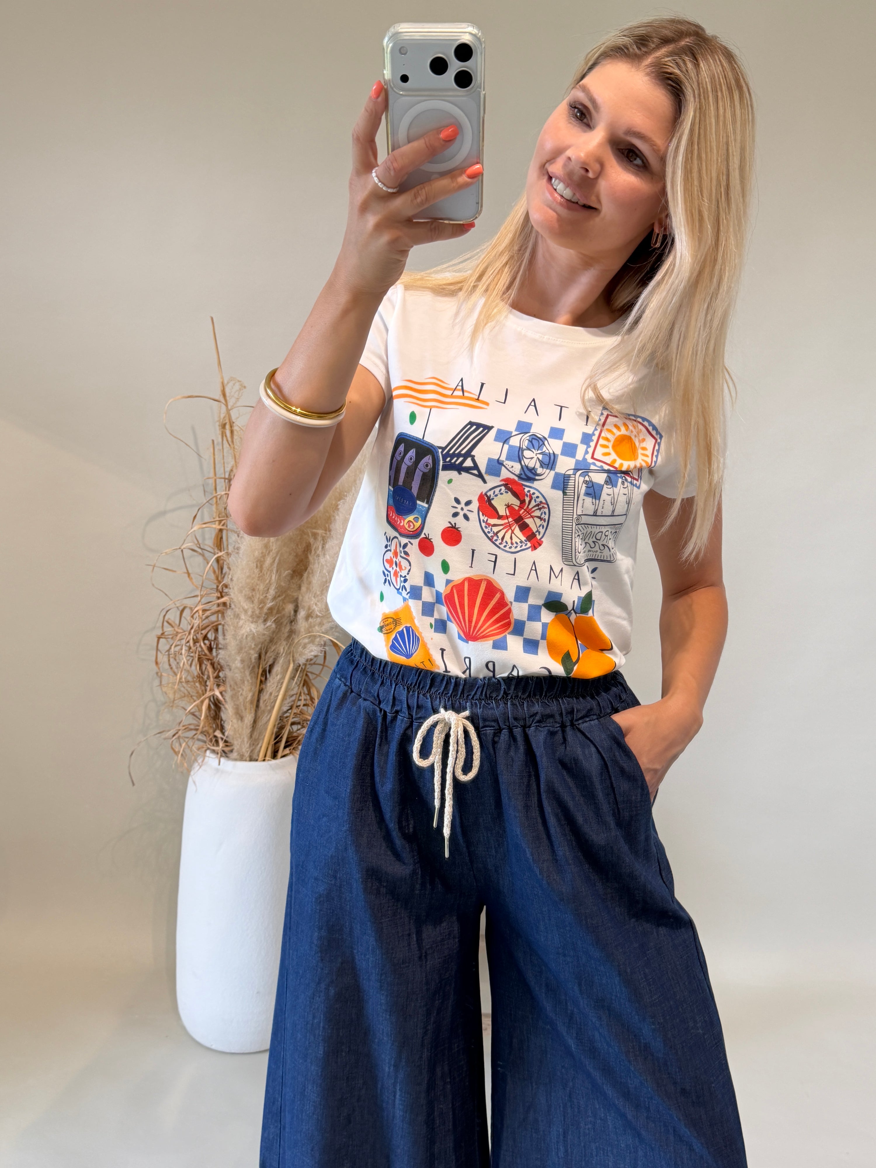 T - Shirt  in Weiß mit Blau / Orangen Aufdruck