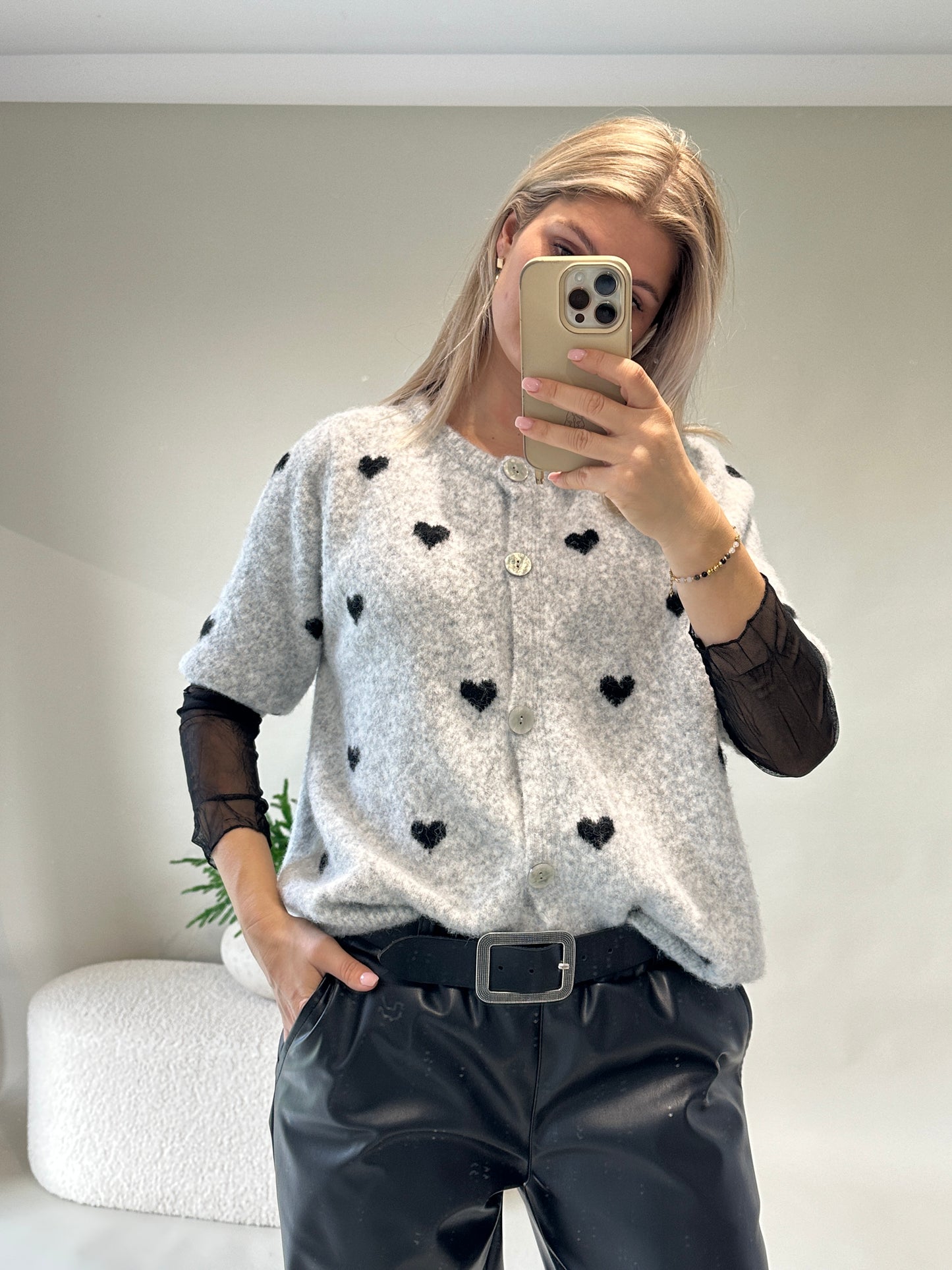 strickjacke in hellgrau mit schwarzen herzen (kurzarm)