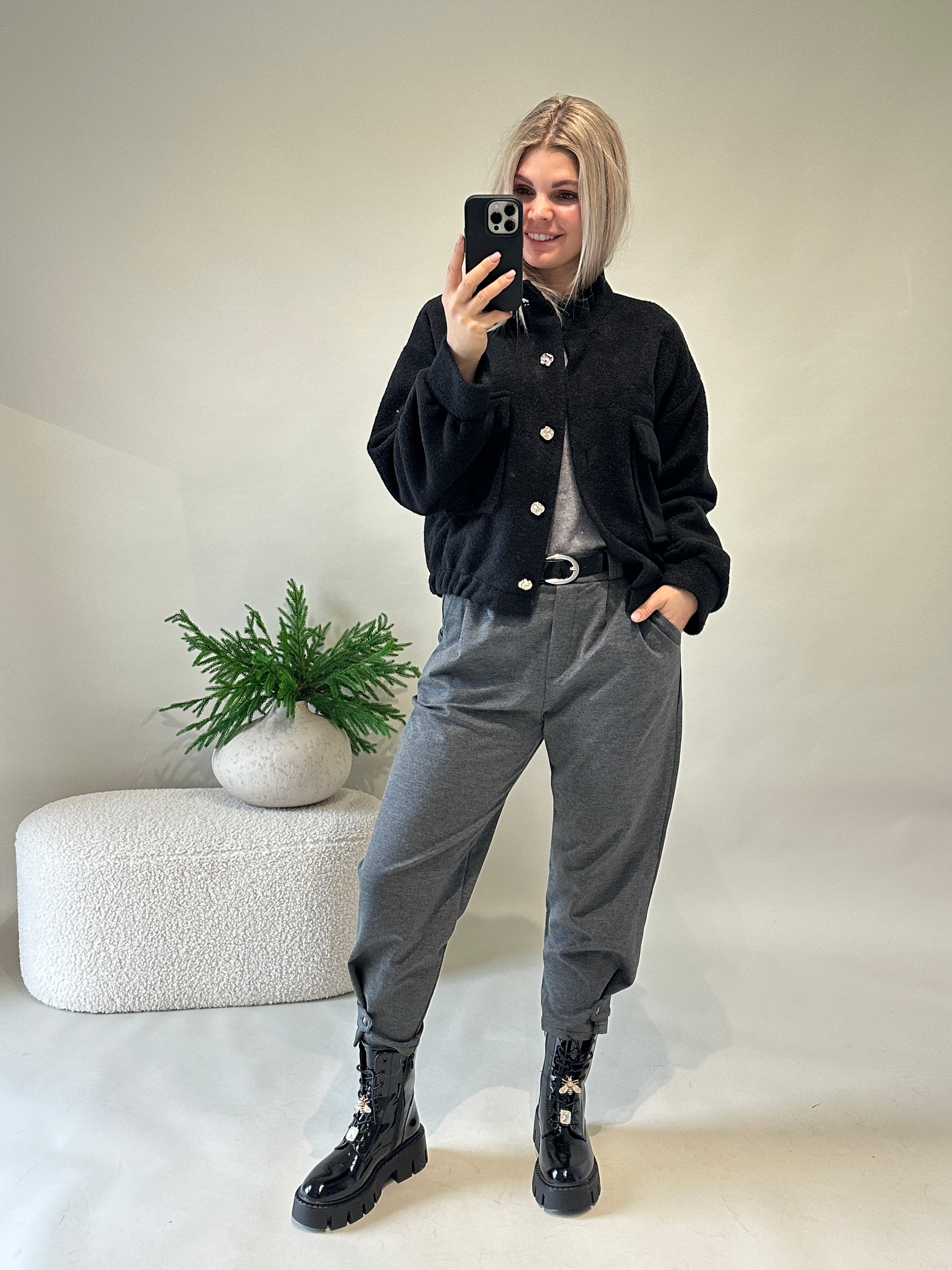 Jacke in Schwarz mit Goldenen Knöpfen und Taschen vorne