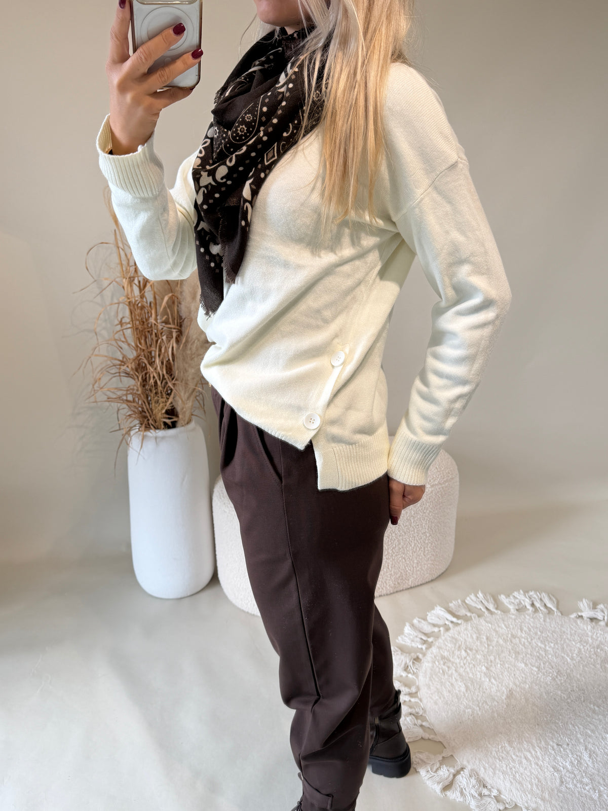 Pullover in Wollweiß mit Knöpfen an der Seite