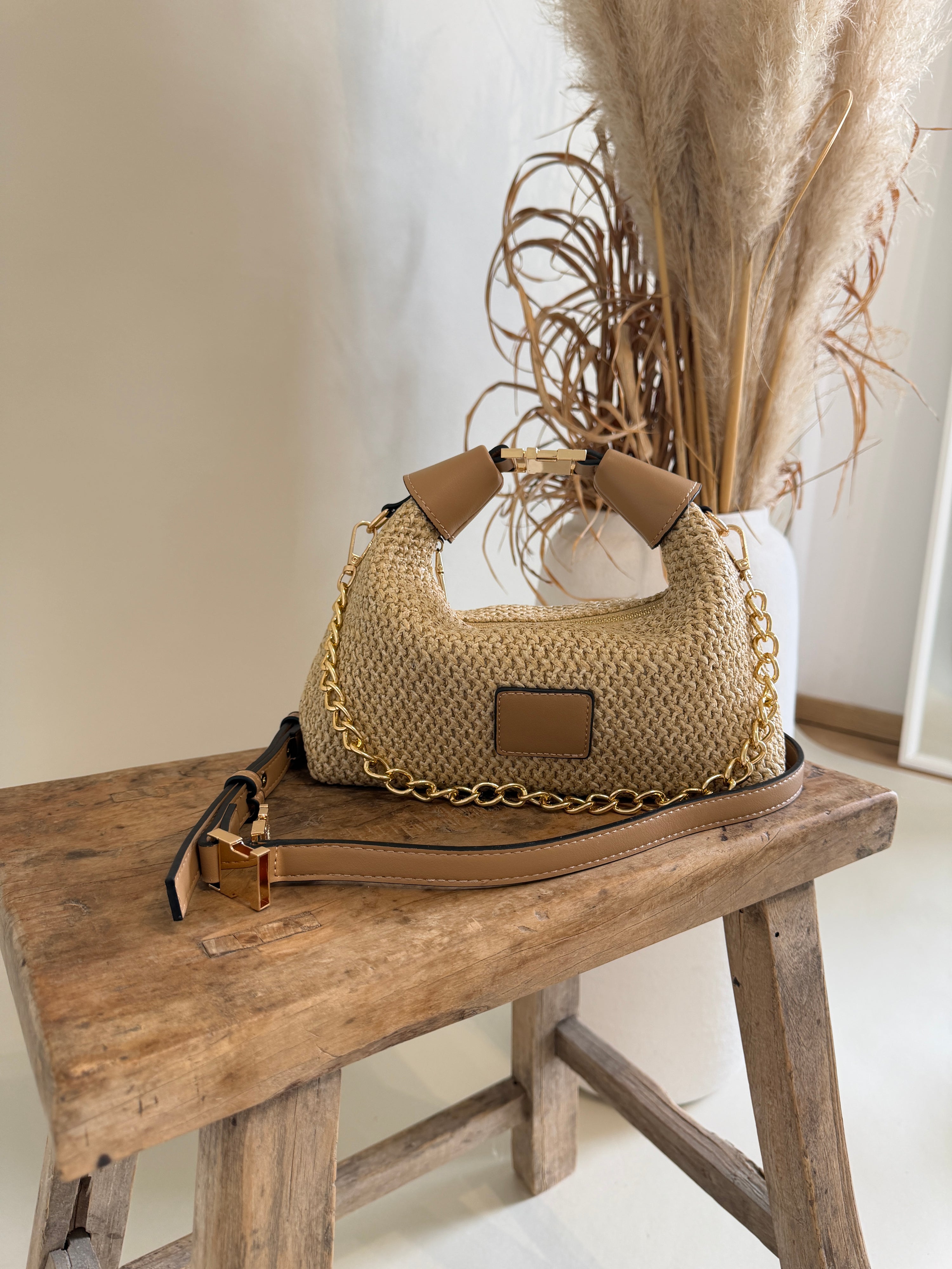 Tasche in Beige mit langen Gurt in Bastoptik