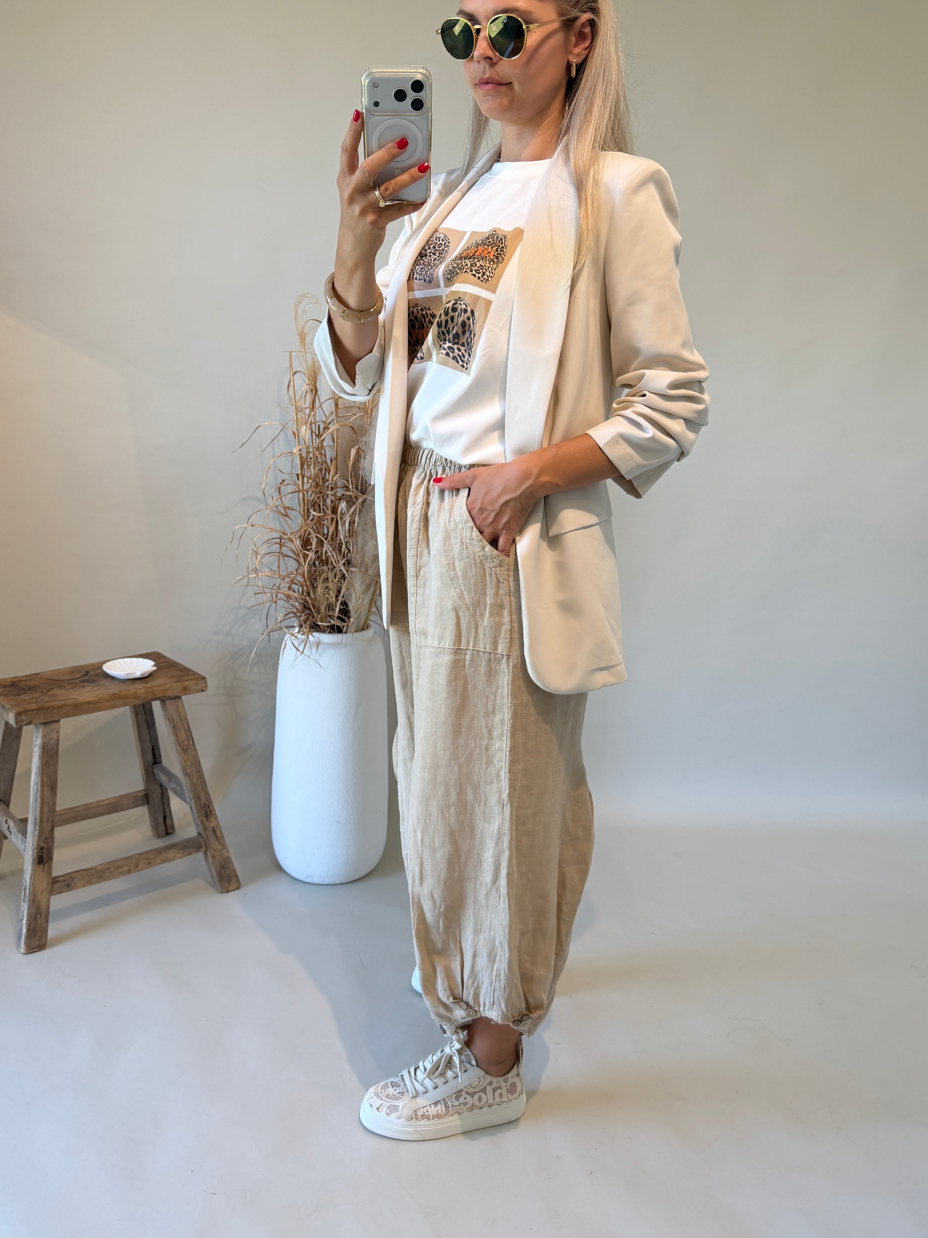 Hose in Beige mit großen Taschen und Knöpfen am Bein