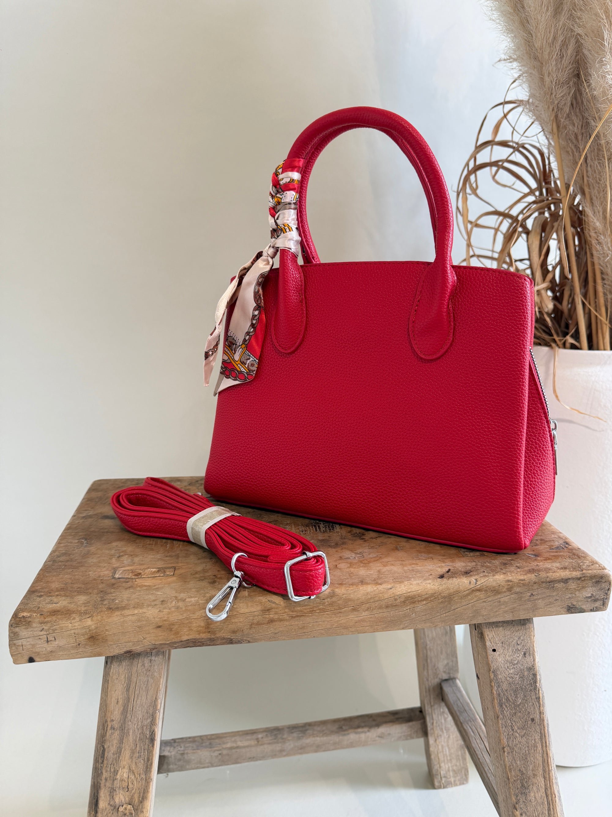Tasche in Rot mit Tuch