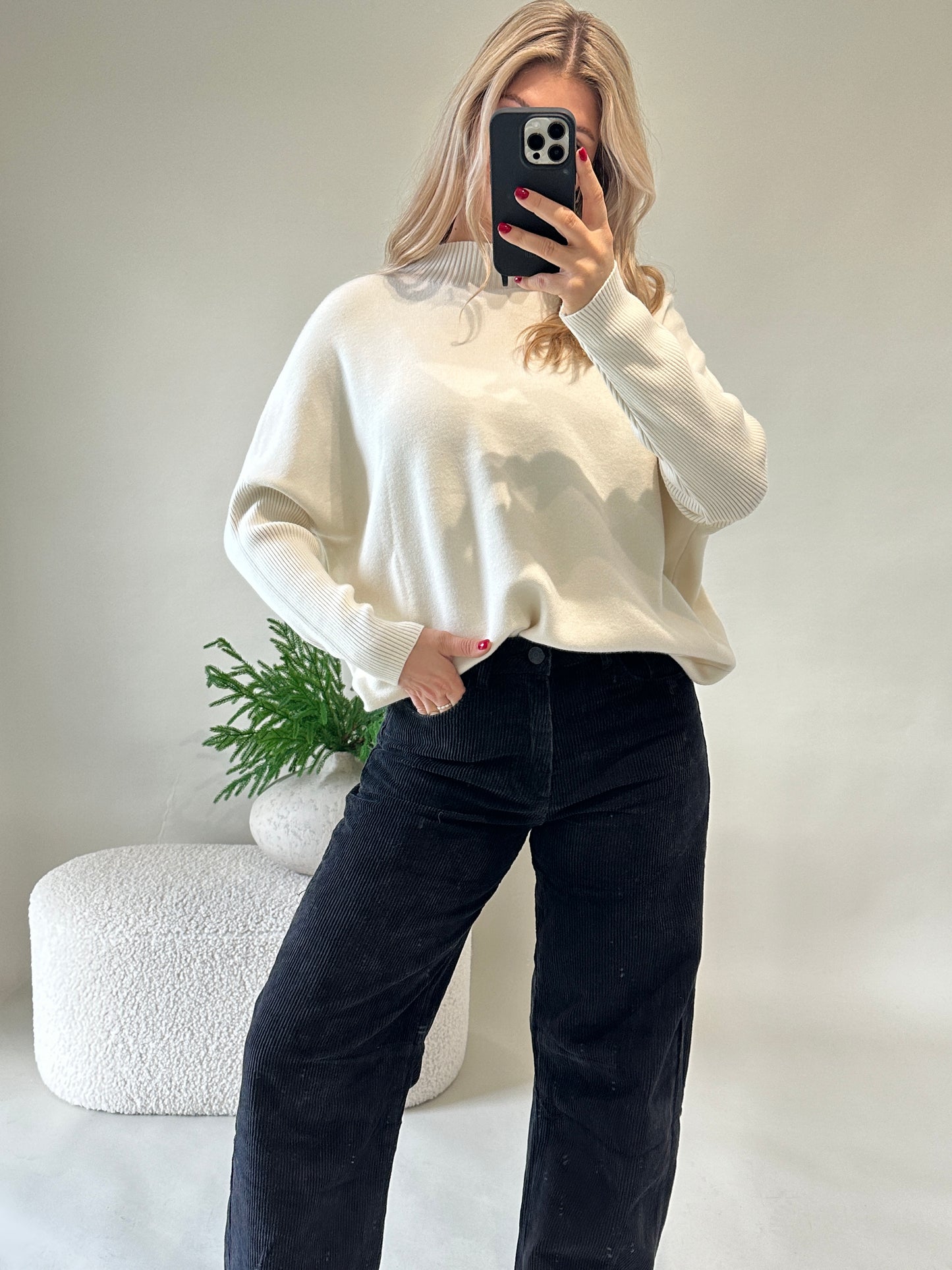 pullover in wollweiß mit muster am arm