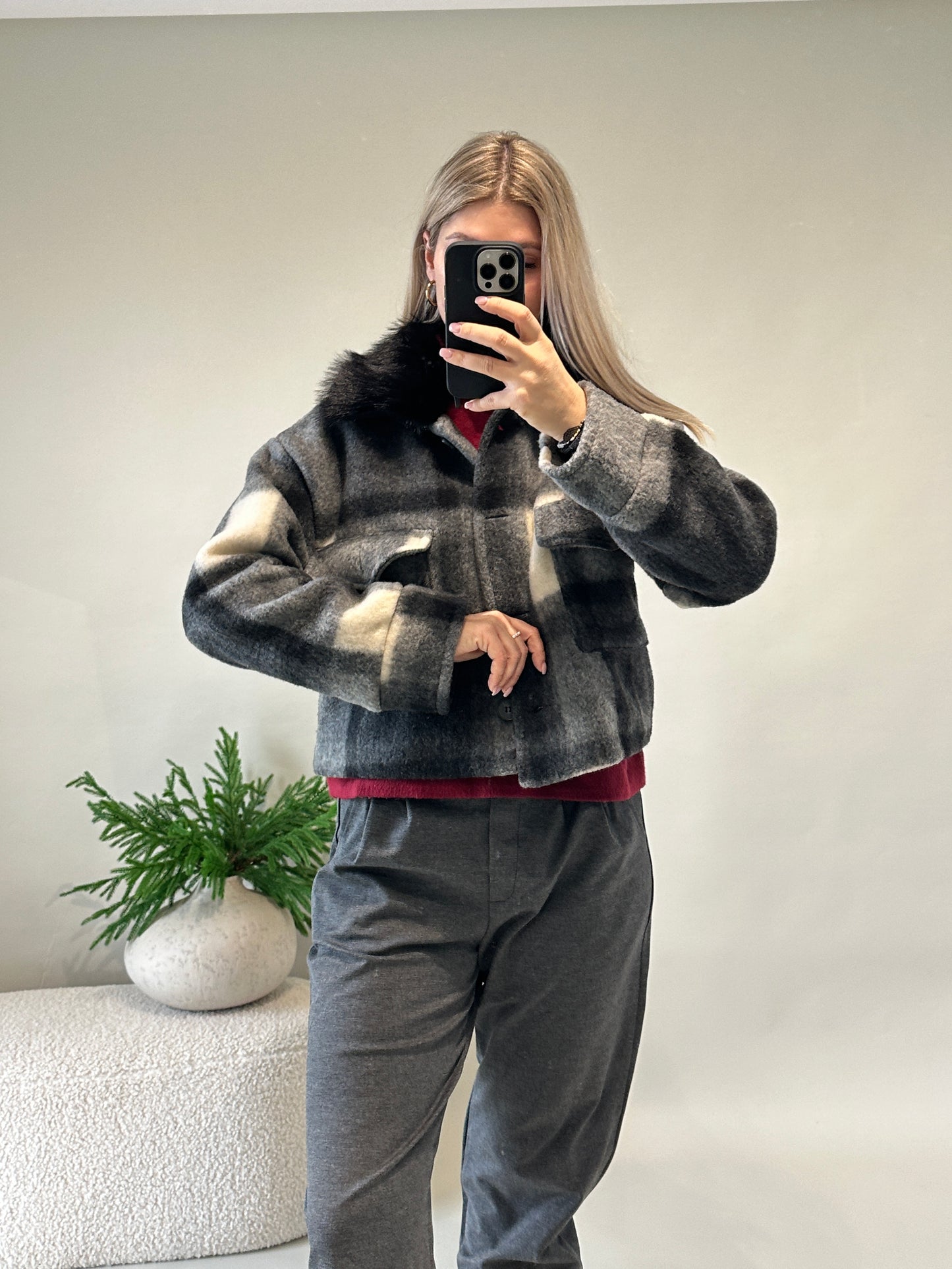 jacke in schwarz/grau/wollweiß kariert mit schwarzem kunst-pelzkragen