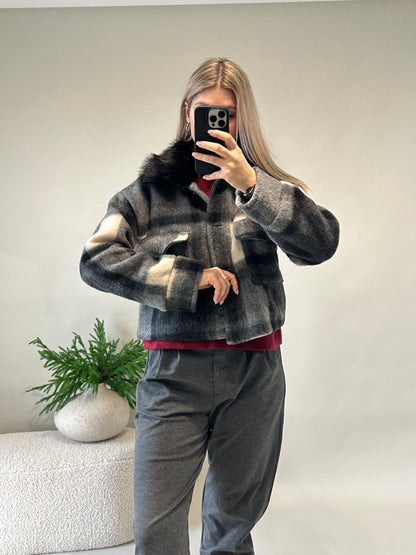 Jacke in Schwarz/Grau/Wollweiß kariert mit Schwarzem Kunst-Pelzkragen