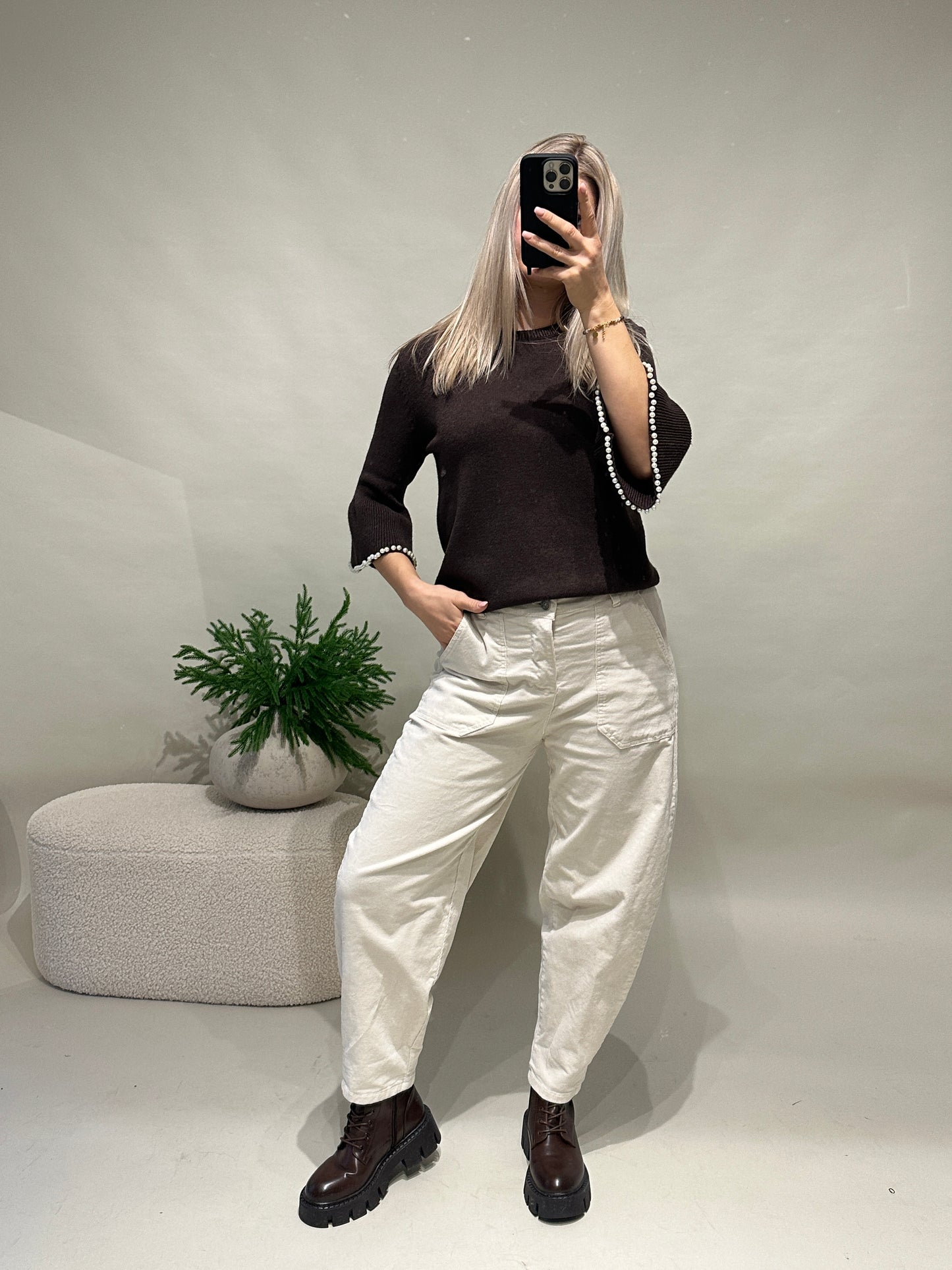 pullover in schokobraun mit perlen an den ärmel