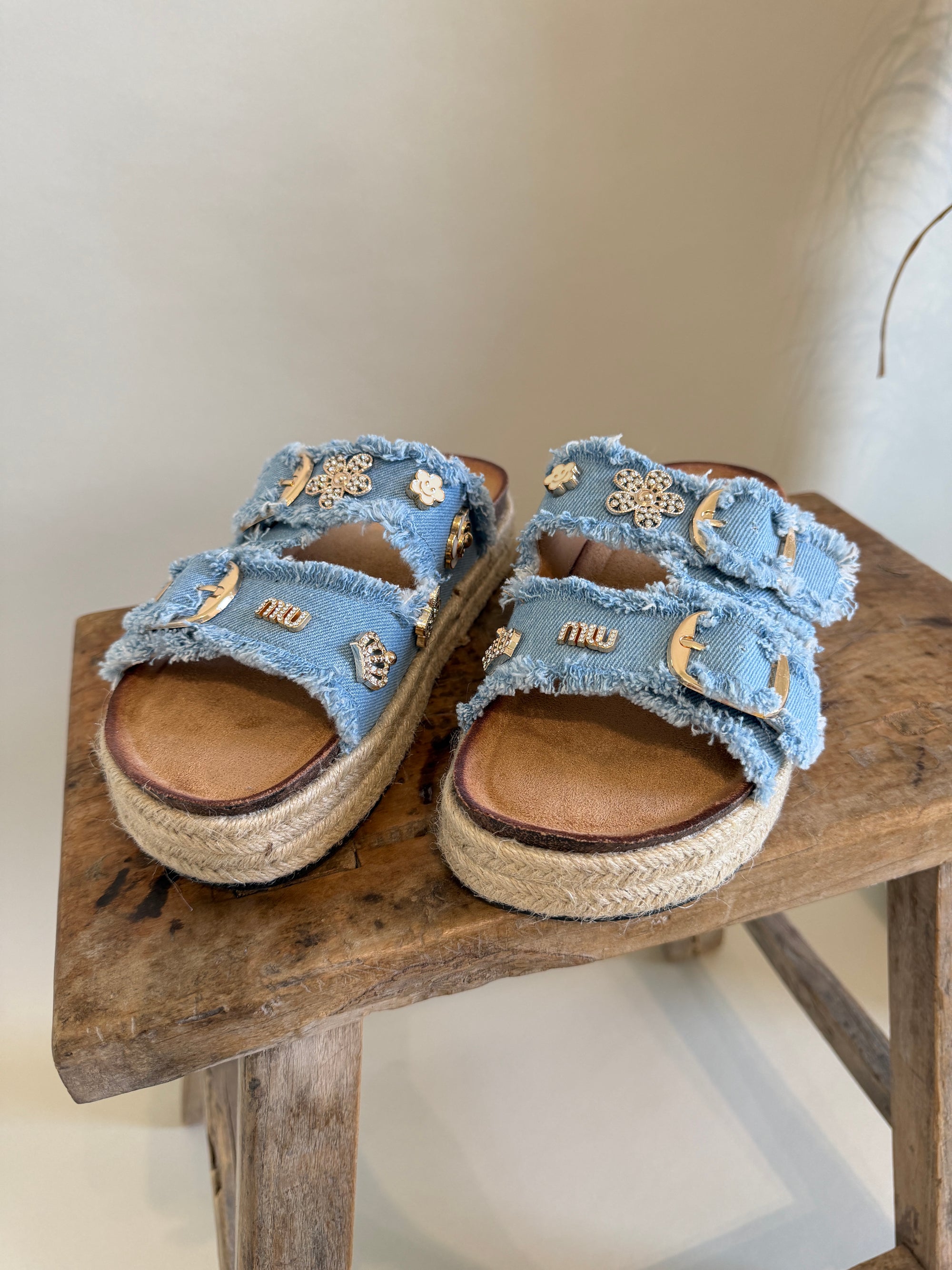 Pantolette in Jeansblau mit Applikationen