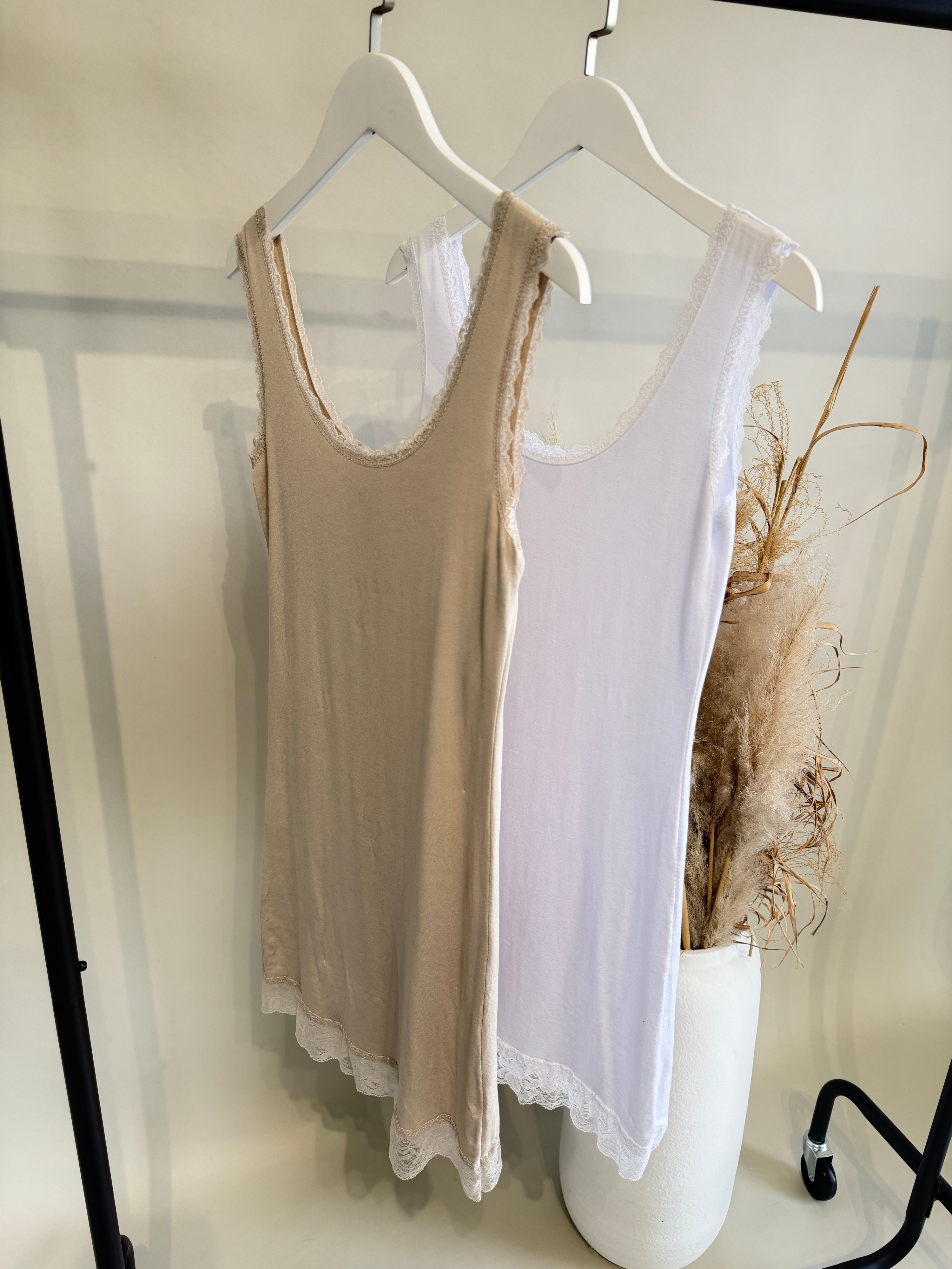 Top in Beige ( Unterziehtop lang mit Spitze )