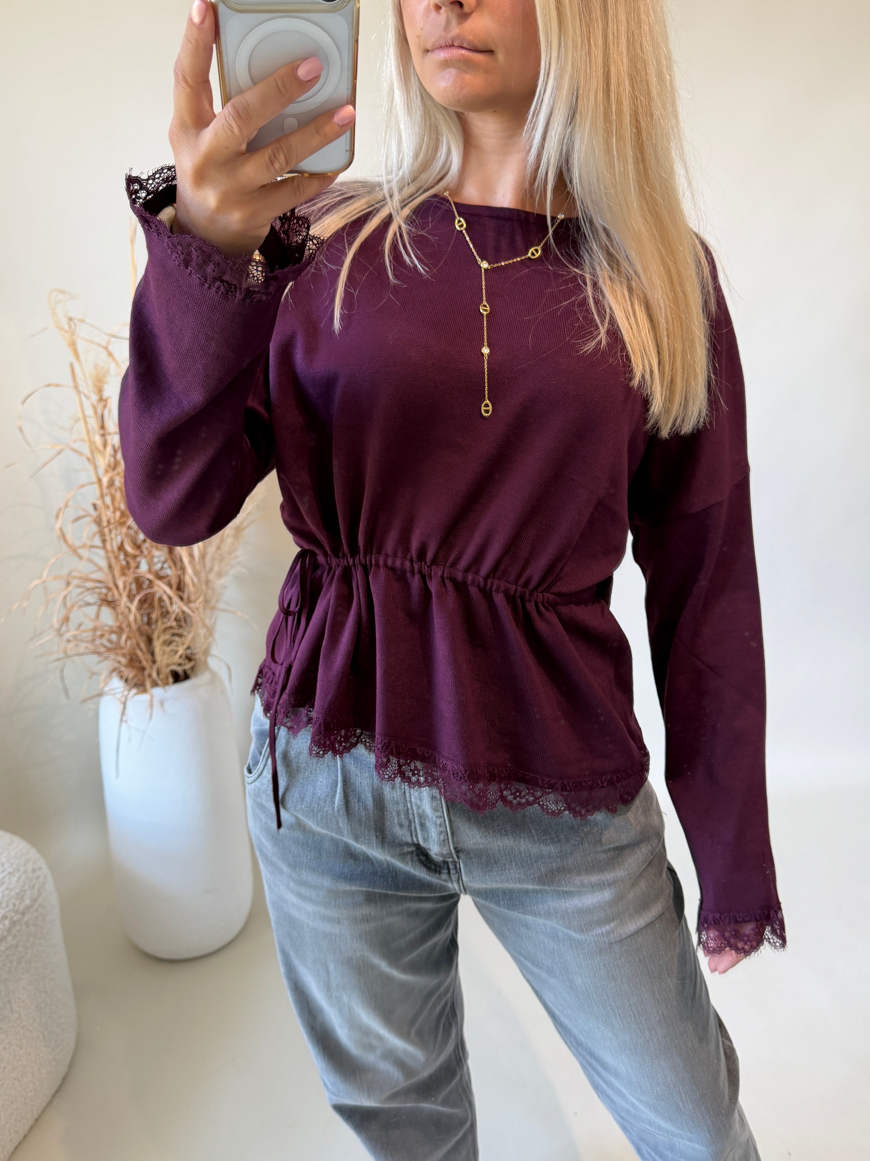 Pullover in Burgundy mit Spitze