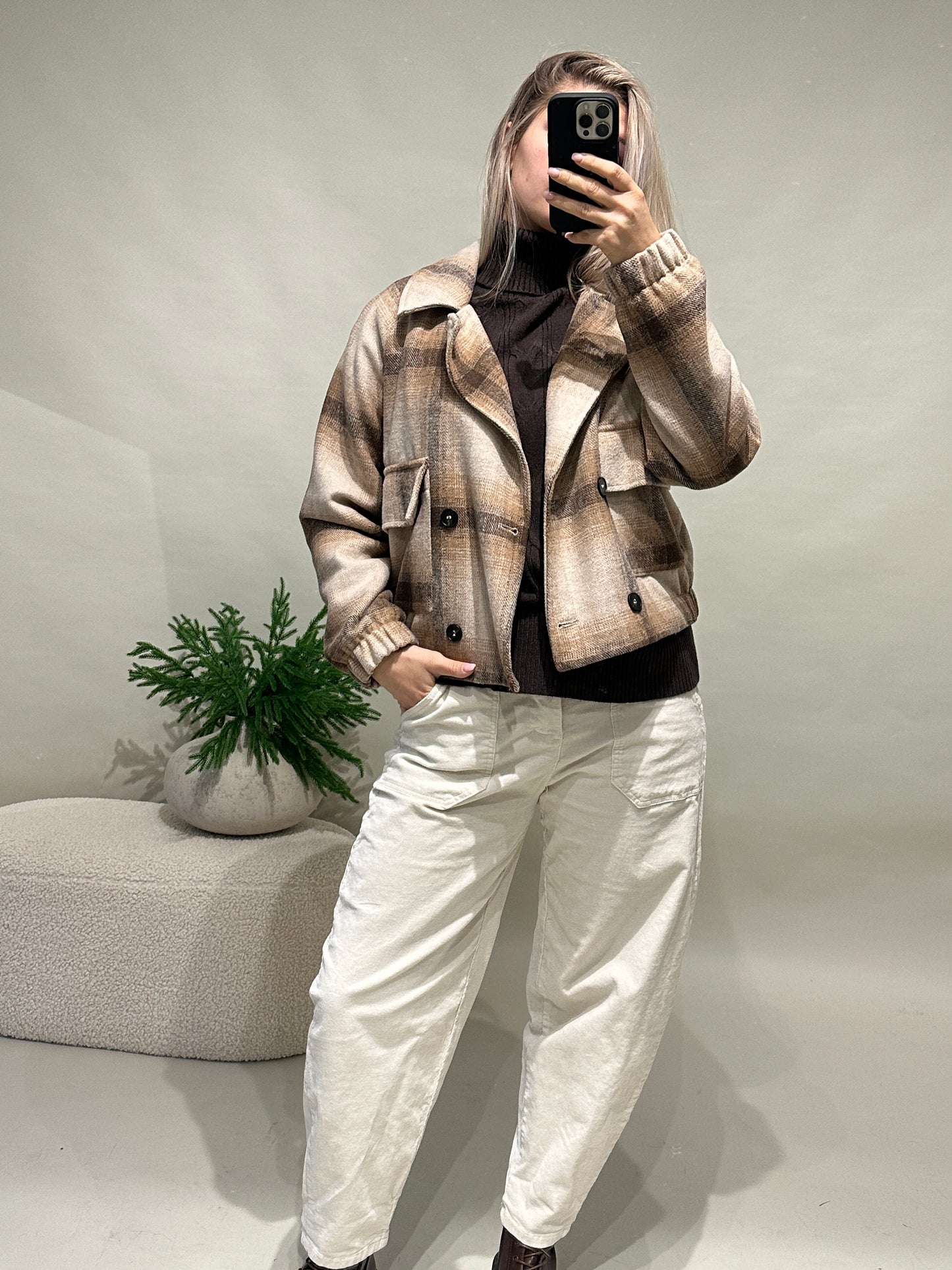 pullover in schokobraun mit muster und rollkragen