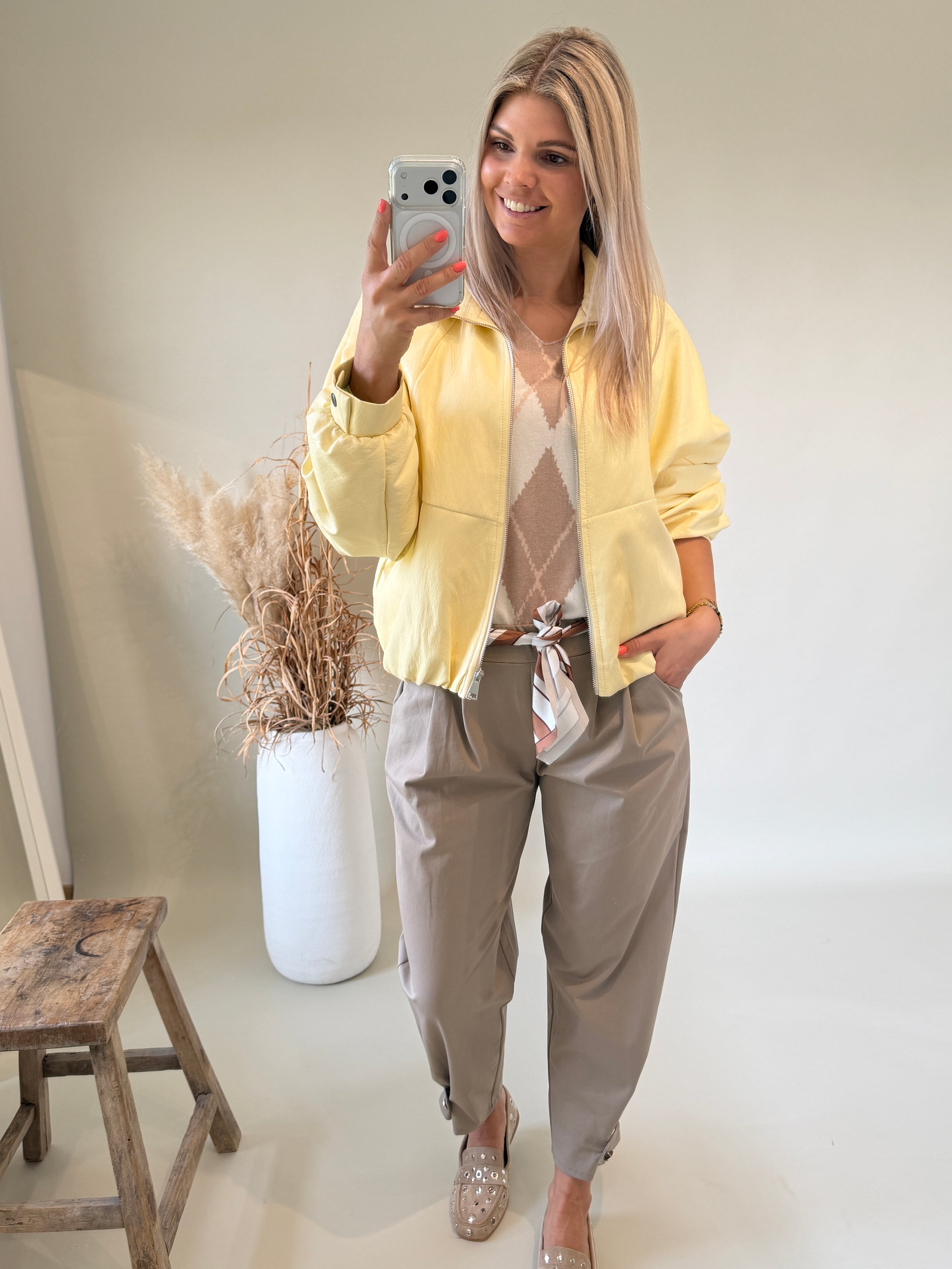 Hose in Taupe mit Lasche unten und Tuch